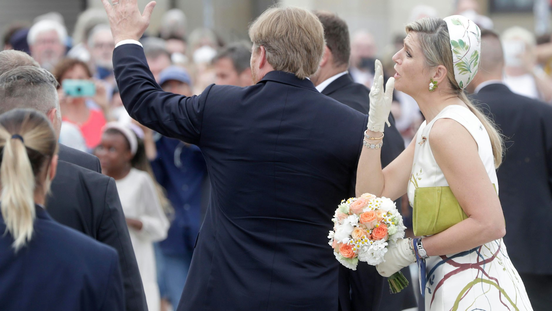 Willem-Alexander und Maxima lassen sich vor dem Brandenburger Tor von den Berlinern feiern.