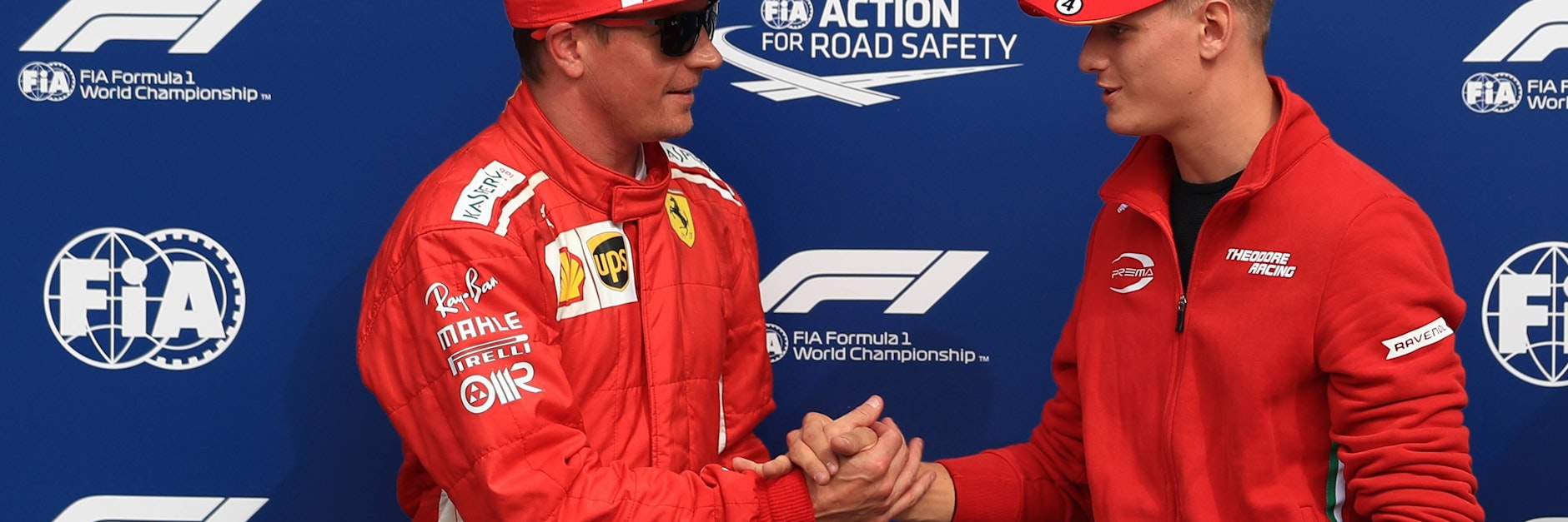 Erst mal Händeschütteln, dann das Auto tauschen: Kimi Räikkönen (l.) und Mick Schumacher. 