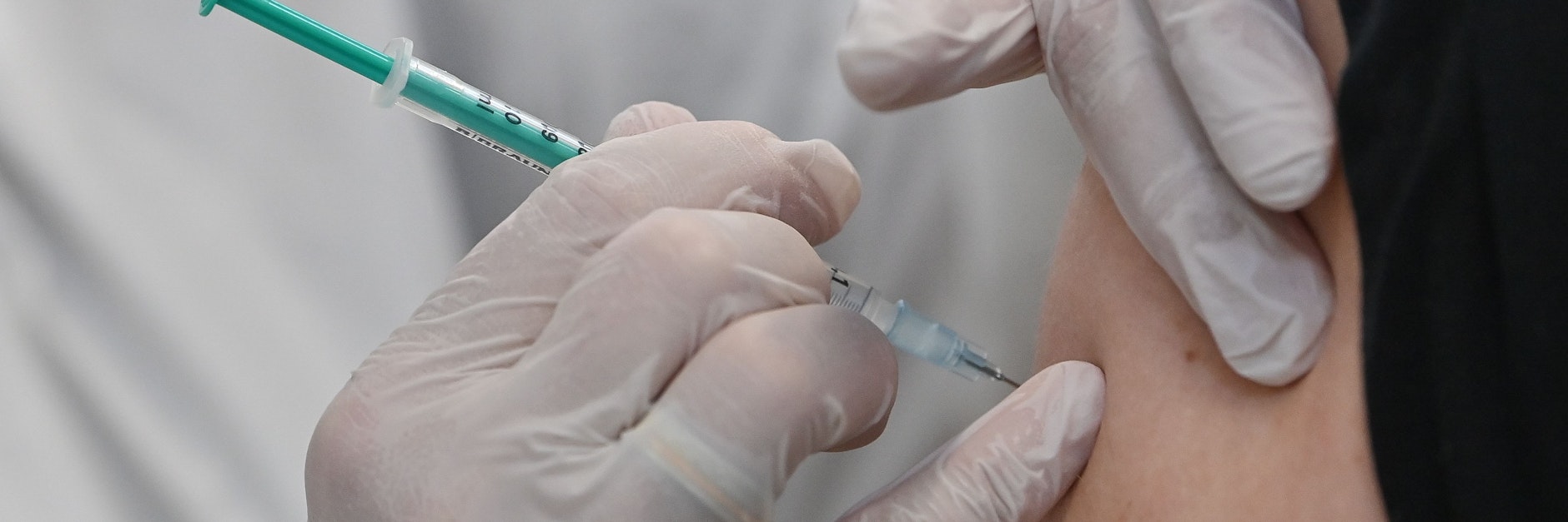 Schutzimpfung gegen Covid-19. Bei Genesenen genügt nach Expertenmeinung ein Piks.