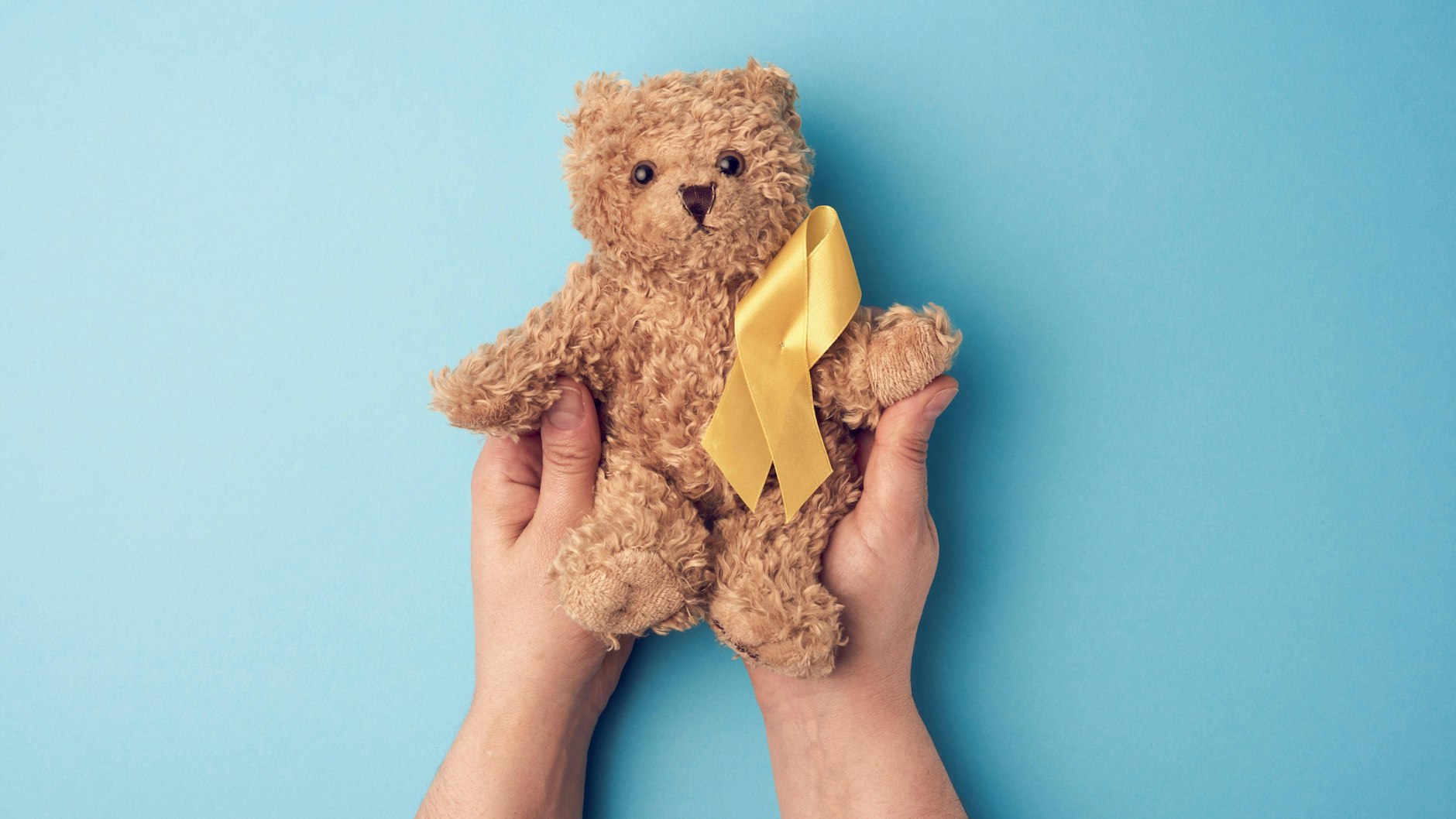 Durch eine internationale Forschungskooperation sollen bessere Therapien für krebskranke Kinder entwickelt werden (Symbolbild).