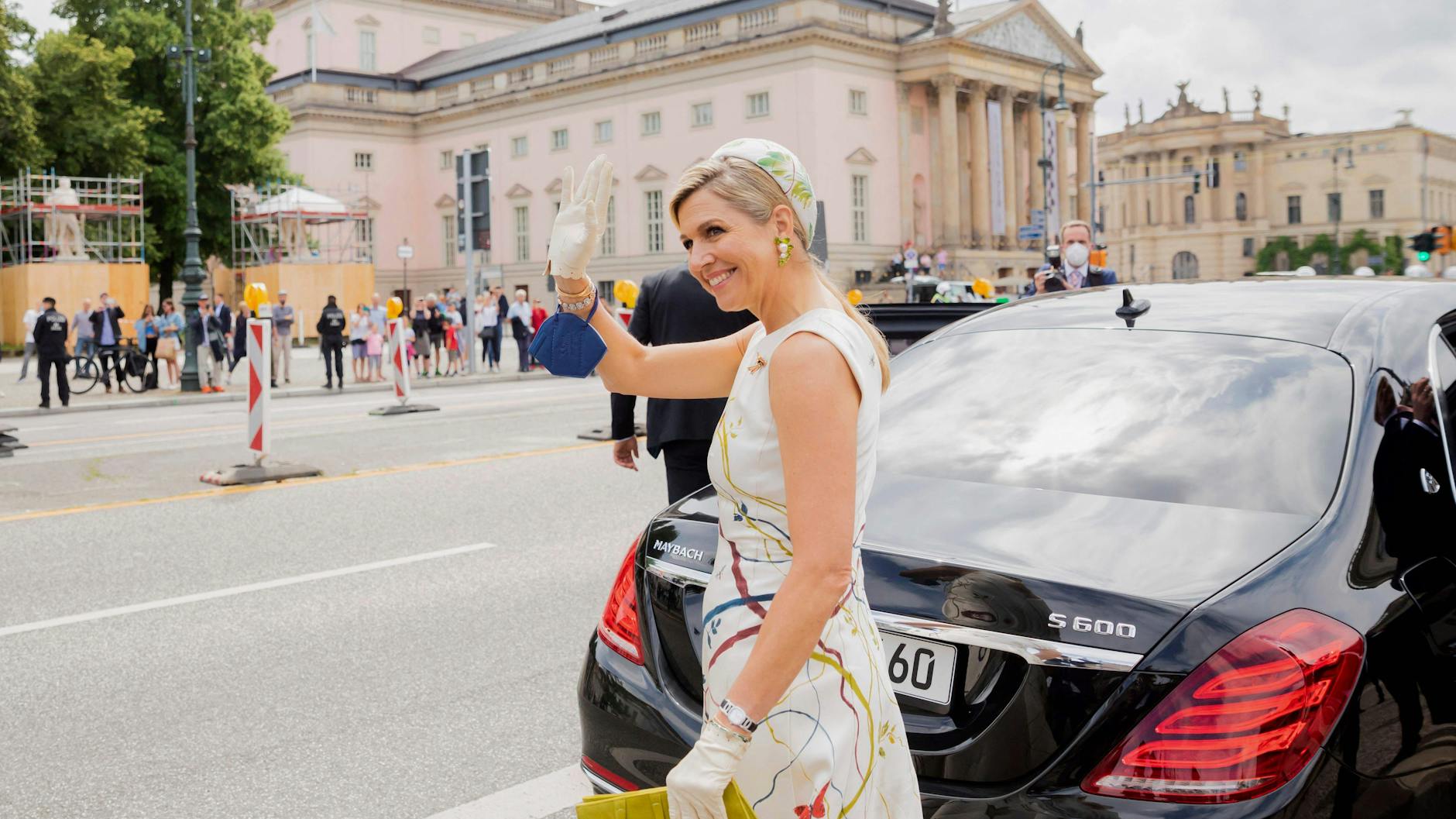Königin Máxima war am Montag schon in Berlin unterwegs. Hier winkt sie den zahlreichen Besuchern Unter den Linden. 