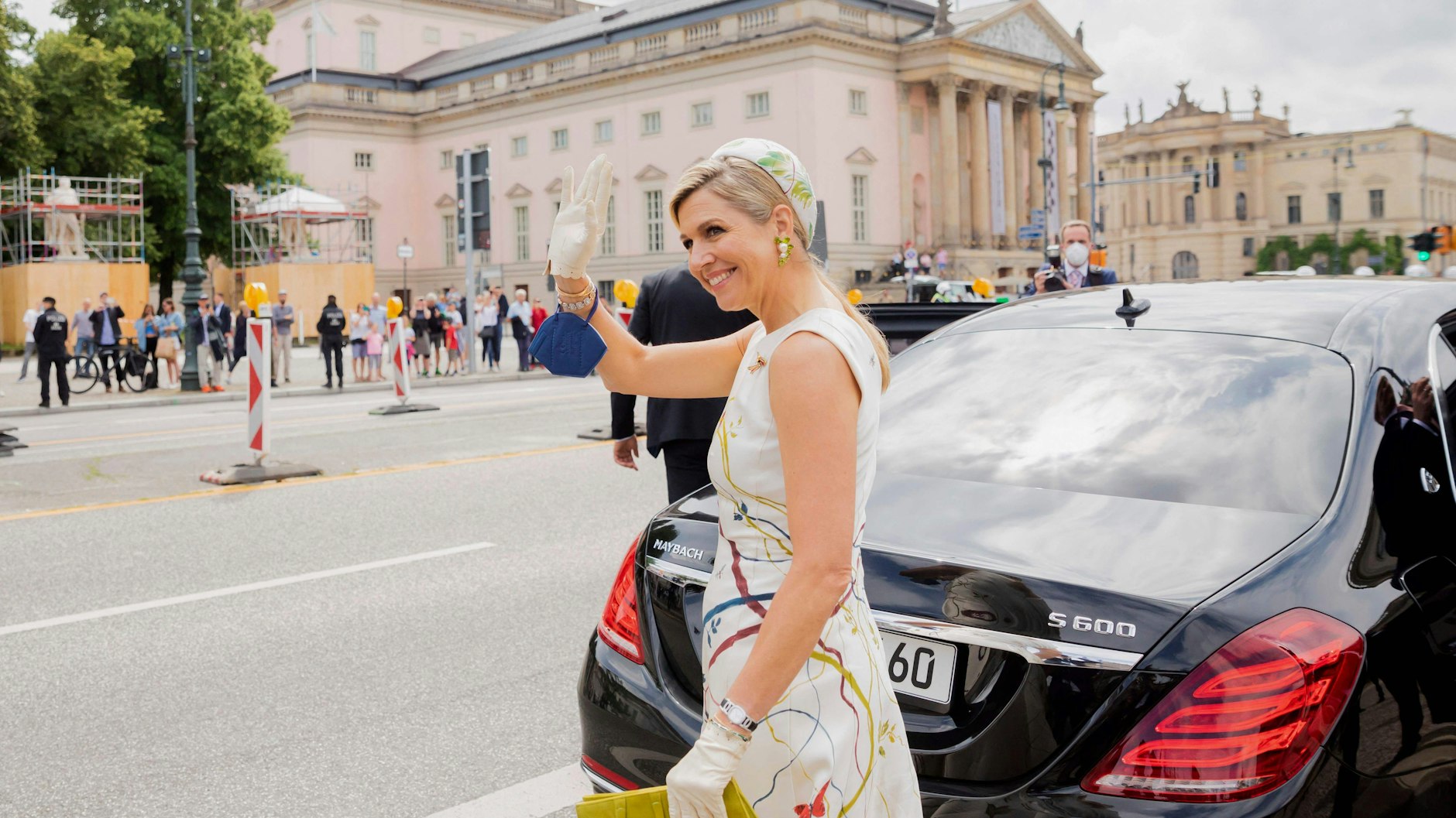 Königin&nbsp;Máxima war am Montag schon in Berlin unterwegs. Hier winkt sie den zahlreichen Besuchern Unter den Linden.&nbsp;&nbsp;