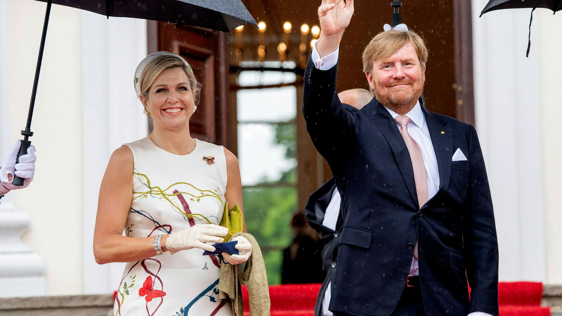 Das niederländische Königspaar&nbsp;Máxima und&nbsp;Willem-Alexander vor dem Schloss Bellevue. Sie wurden am Montag von Bundespräsident Frank-Walter Steinmeier empfangen. Sie bleiben bis Mittwoch in Berlin.