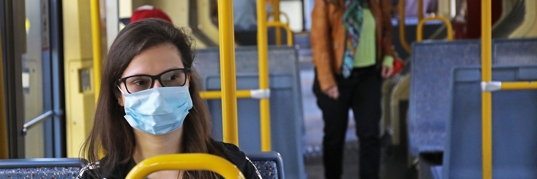 Eine OP-Maske wie in dieser Straßenbahn in Köln wird in Berlins ÖPNV weiterhin nicht ausreichen: Eine FFP2-Maske soll in Bussen und Bahnen weiterhin Pflicht bleiben, in Geschäften reichen jedoch einfache Masken.