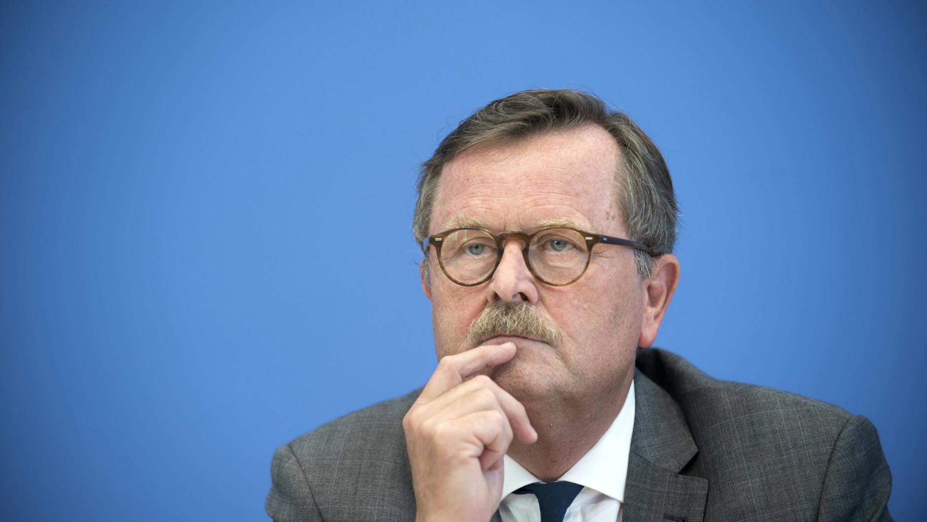 Frank Ulrich Montgomery glaubt, dass auf Masken nicht verzichtet werden kann (Archivbild).