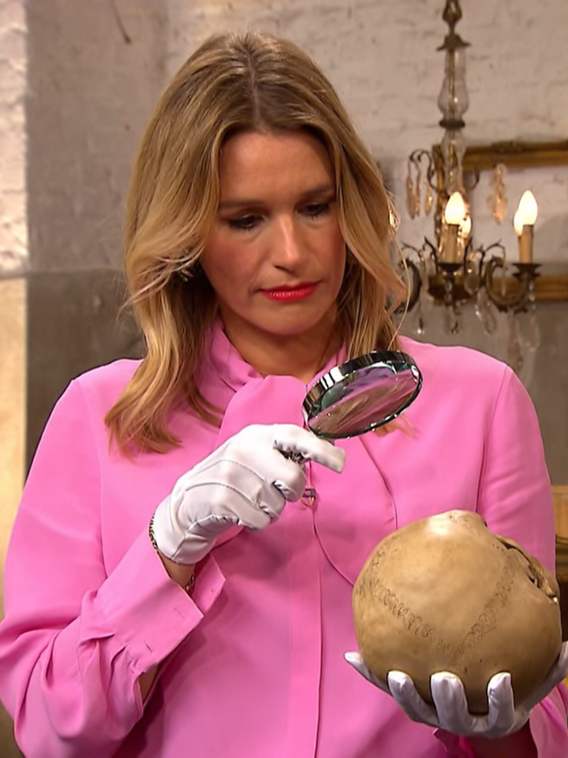 Expertin Bianca Berding nimmt den Schädel bei der „Bares für Rares“-Expertise genau unter die Lupe.