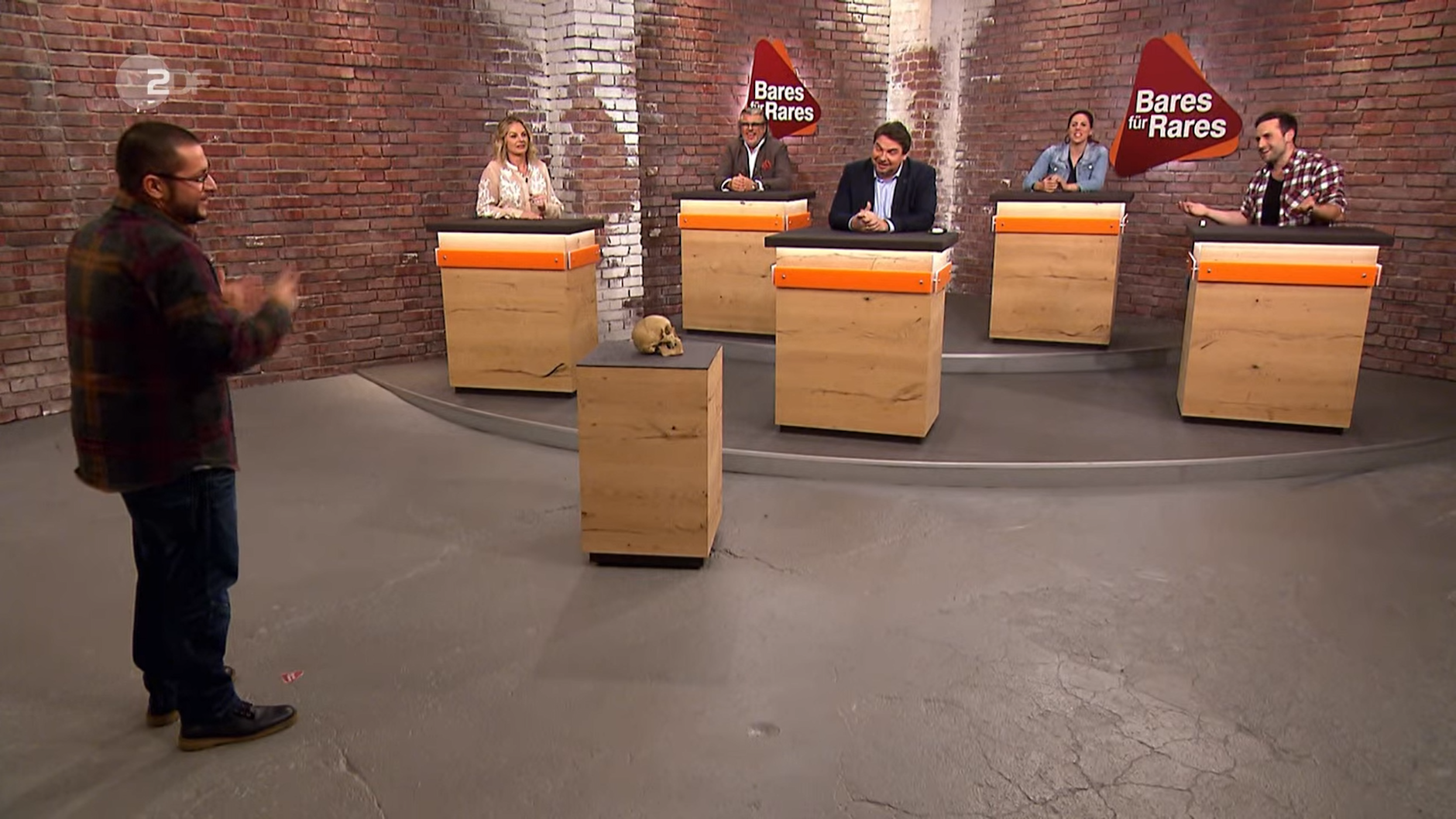 Der Kandidat mit seinem Schädel im Händlerraum - am Ende bekommt David Suppes bei „Bares für Rares“ den Zuschlag.