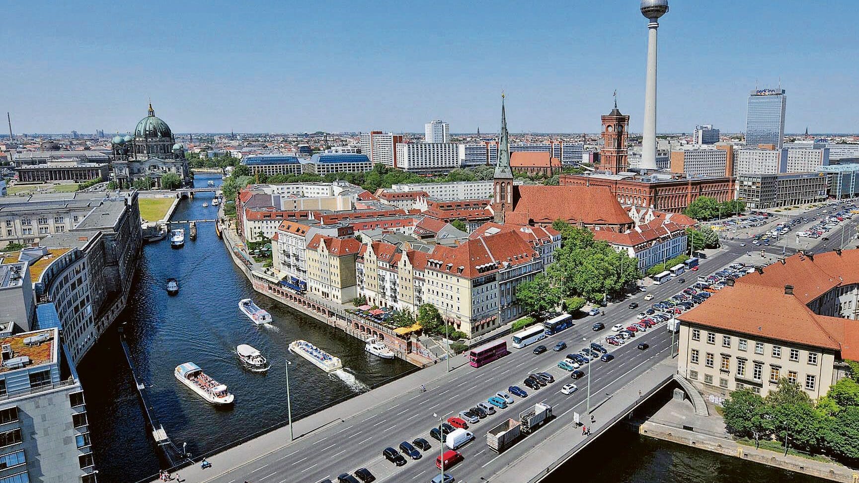Die Mühlendammbrücke überspannt am Nikolaiviertel in Mitte die Spree.
