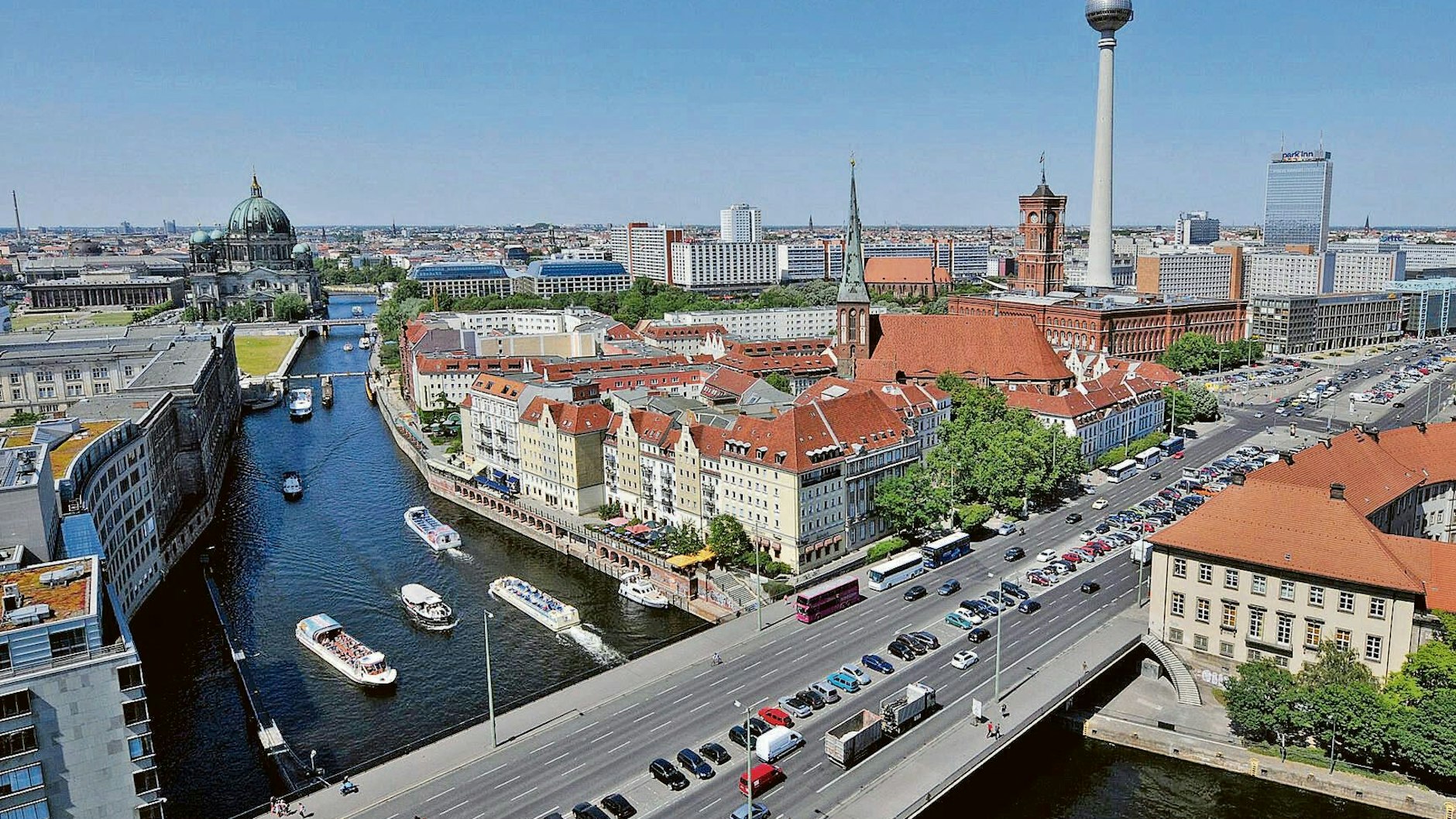 Die Mühlendammbrücke überspannt am Nikolaiviertel in Mitte die Spree.