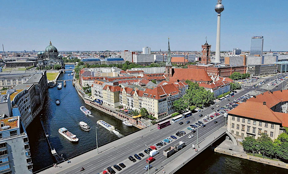 Die Mühlendammbrücke überspannt am Nikolaiviertel in Mitte die Spree.