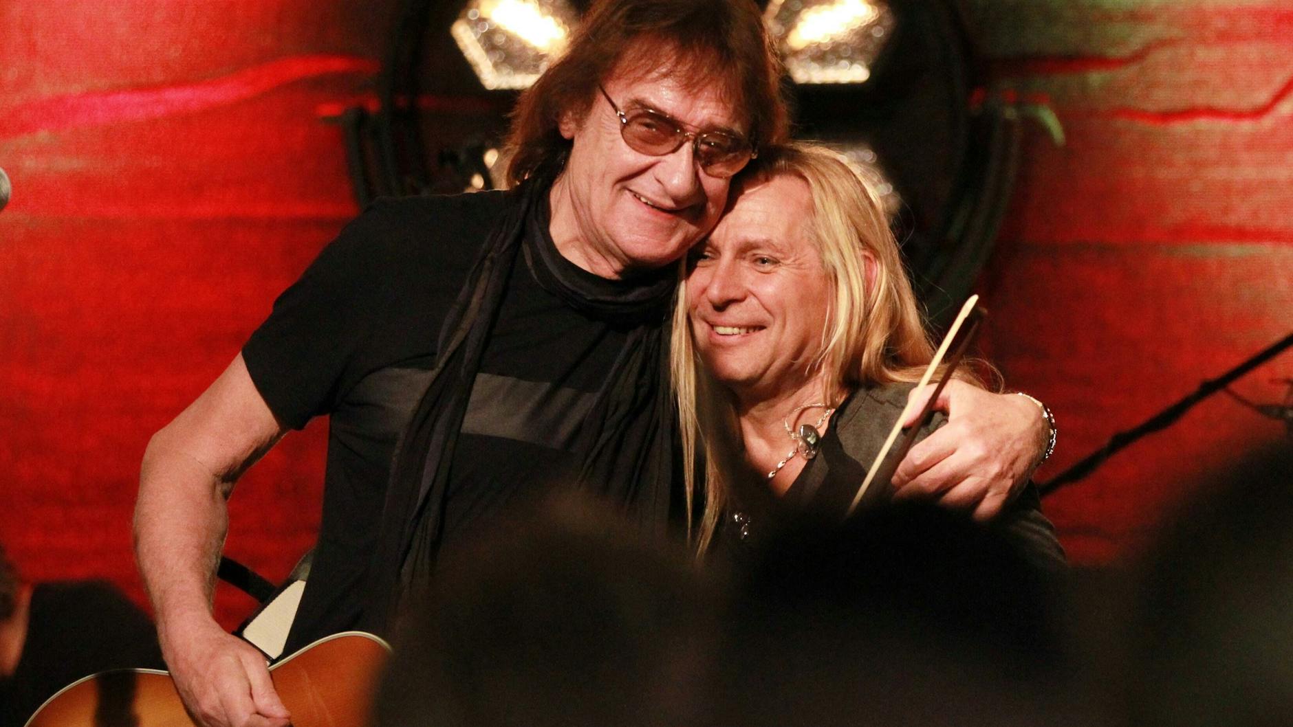 Silly-Gitarrist Uwe Hassbecker tritt auf der „Lied für Generationen“-Tour seines Freundes Dieter „Maschine“ Birr auf. 