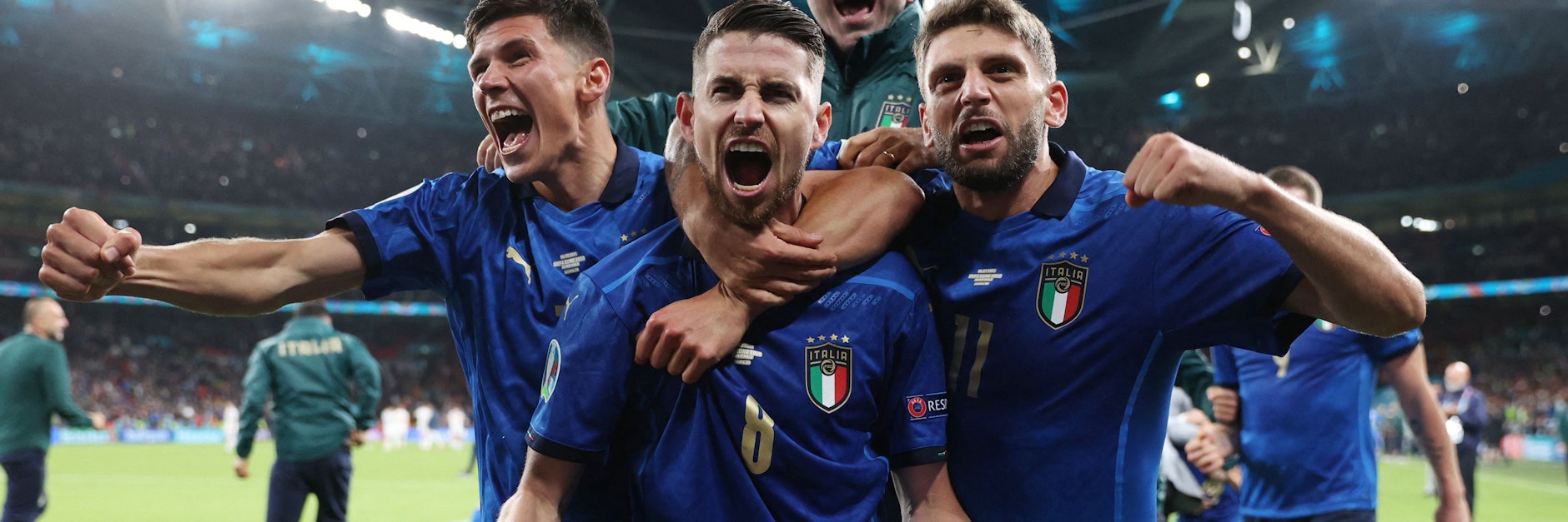 Jorginho feiert mit den Kollegen nach dem verwandelten Elfmeter.