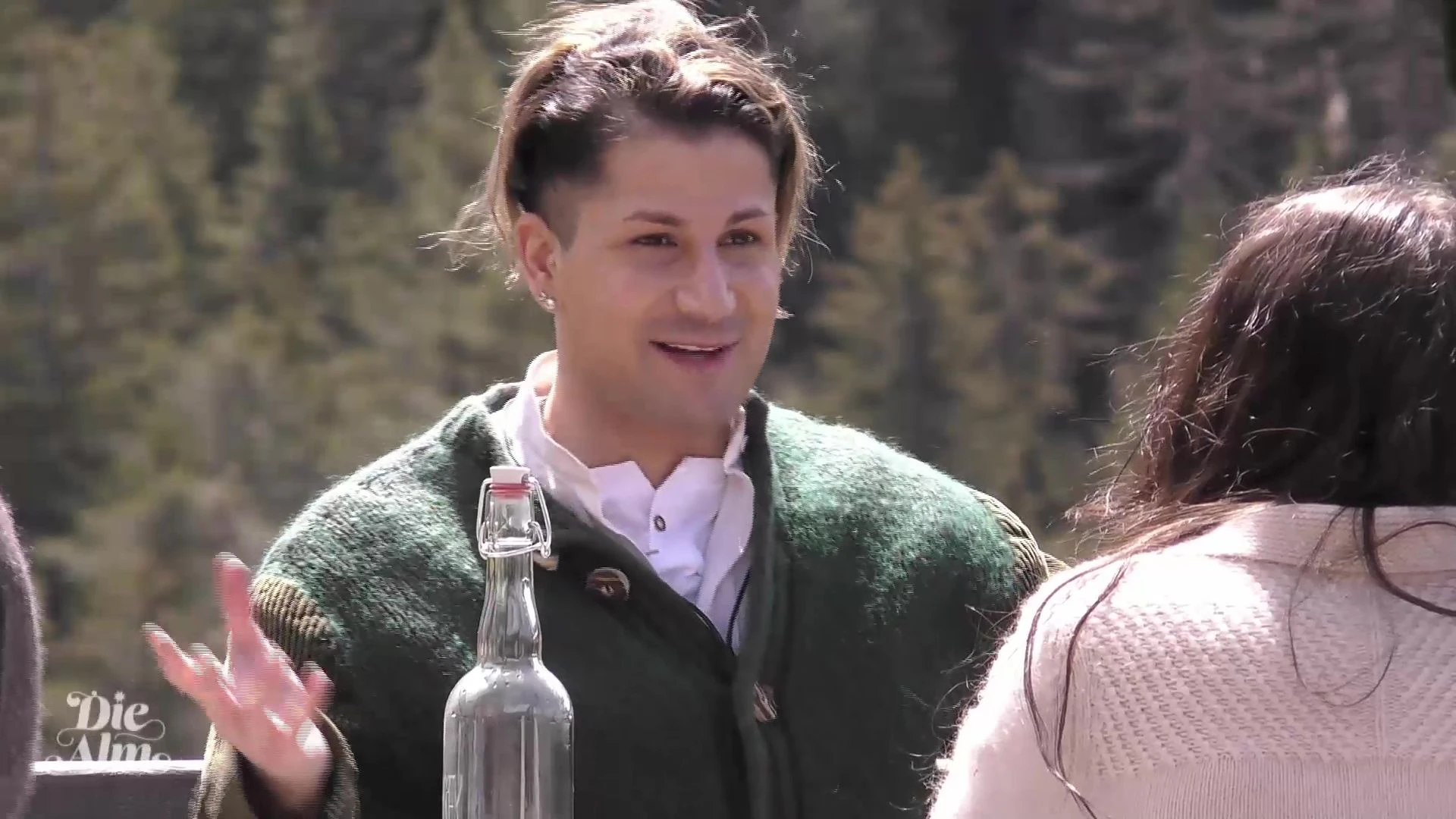 Dragqueen Yoncé Banks schwärmt auf der Alm von Moderator Christian Düren.