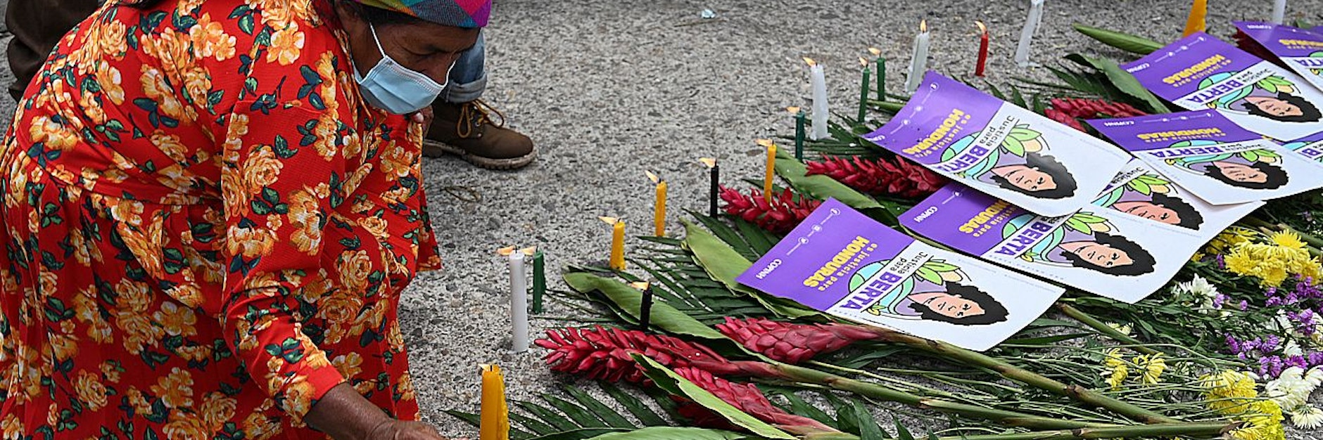 Mitglieder der indigenen Gemeinschaft in Honduras stellen Kerzen für die getötete Cáceres auf.