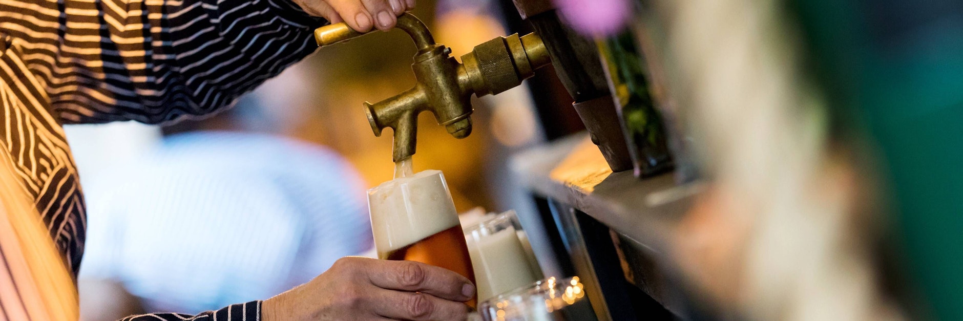 Wer zapft uns ein frisches Bier? Berlin droht ein Restaurant- und Kneipensterben, weil Kellner sich in der Corona-Krise neue Jobs gesucht haben.