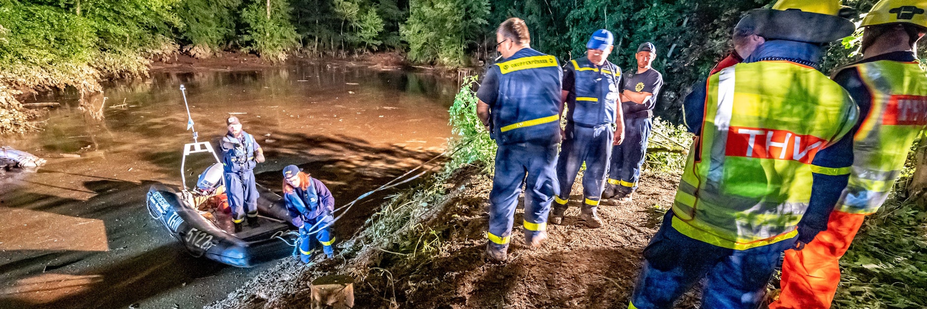Rettungskräfte sichern einen Teich bei Fröndenberg dessen Deich durch sintflutartige Regenfällen aufgeweicht wurde und zu brechen droht.&nbsp;