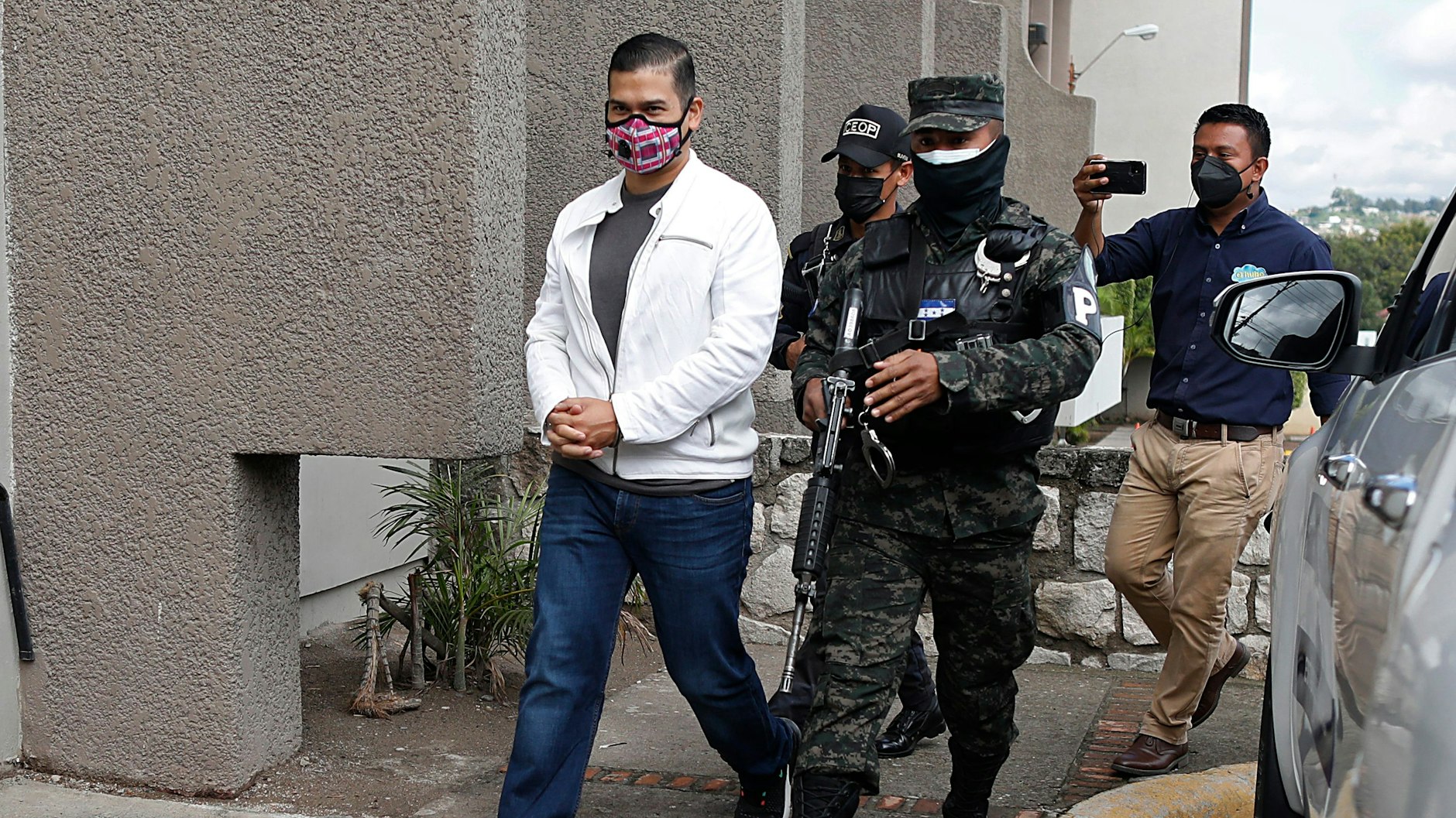 Roberto David Castillo wird zum Gericht gebracht.