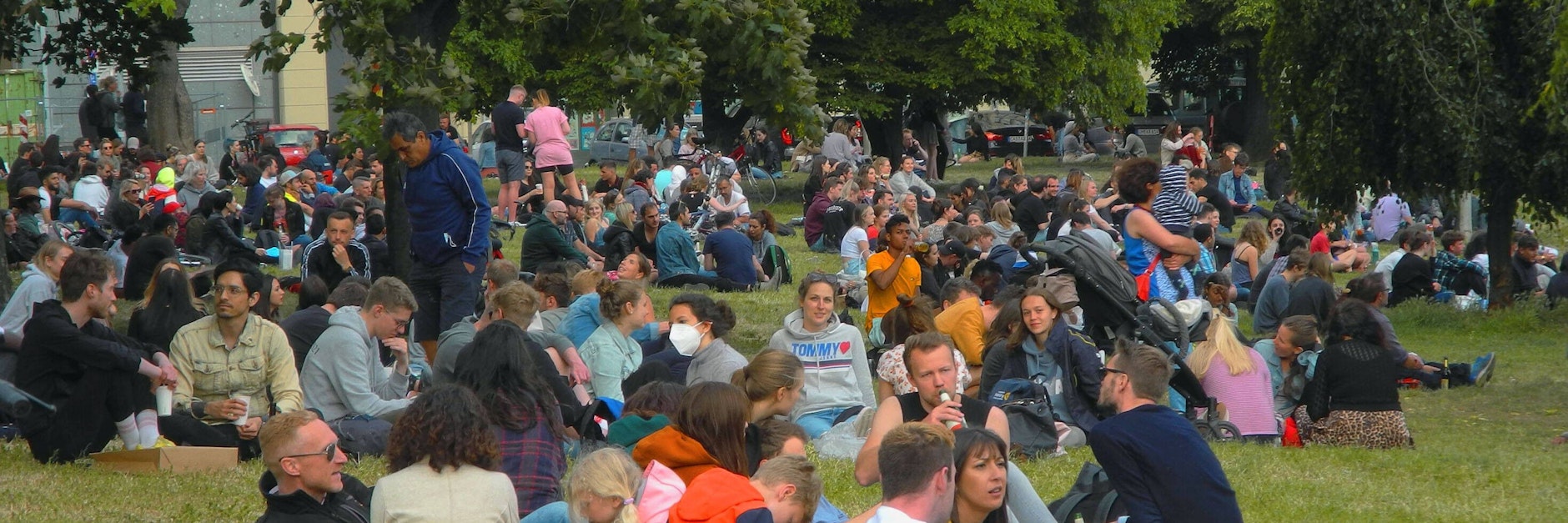 Berliner treffen sich in den Parks: Von Abstand ist schon jetzt nichts mehr zu sehen.