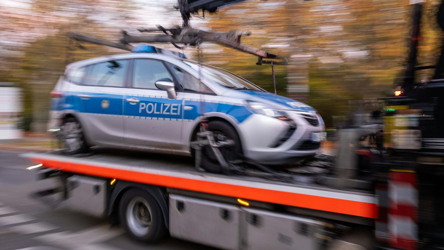 In diesem Fall wird ein Fahrzeug der Polizei Berlin abgeschleppt. Ob es falsch geparkt wurde oder eine Panne hatte, ist nicht bekannt. 