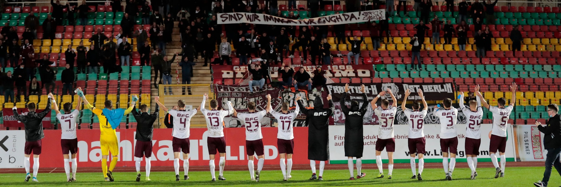 So schön feierte der BFC Dynamo Ende Oktober den 3:0-Siege gegen Lichtenberg 47 mit seinen Fans im Jahnsportpark.