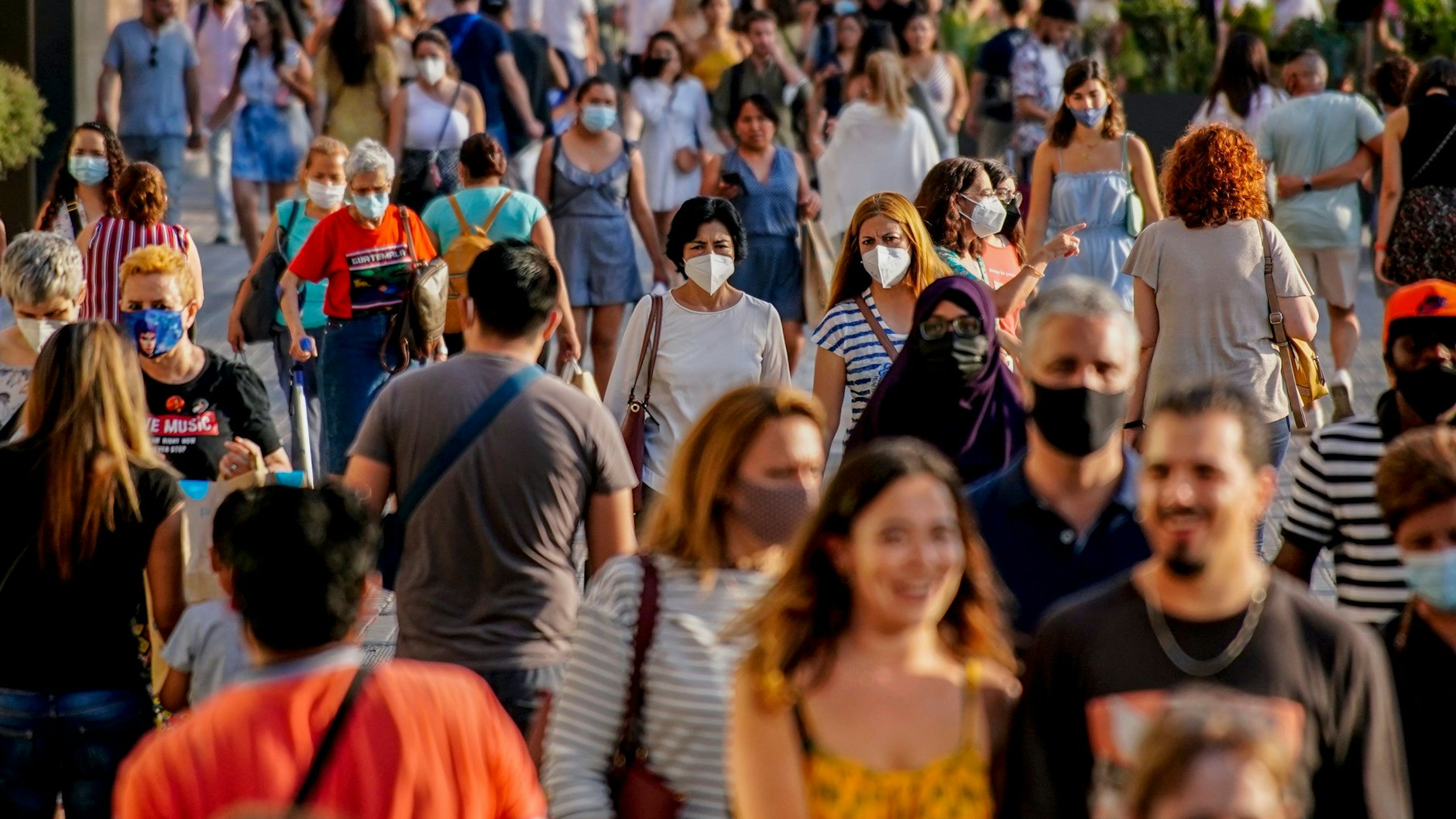 In Spanien breitet sich Delta rasant aus. Innerhalb von 72 Stunden wurden mehr 32.000 Neuinfektionen und 23 Todesfälle gemeldet. Regionen wie Andalusien und Katalonien erwägen, die Maßnahmen wieder zu verschärfen.