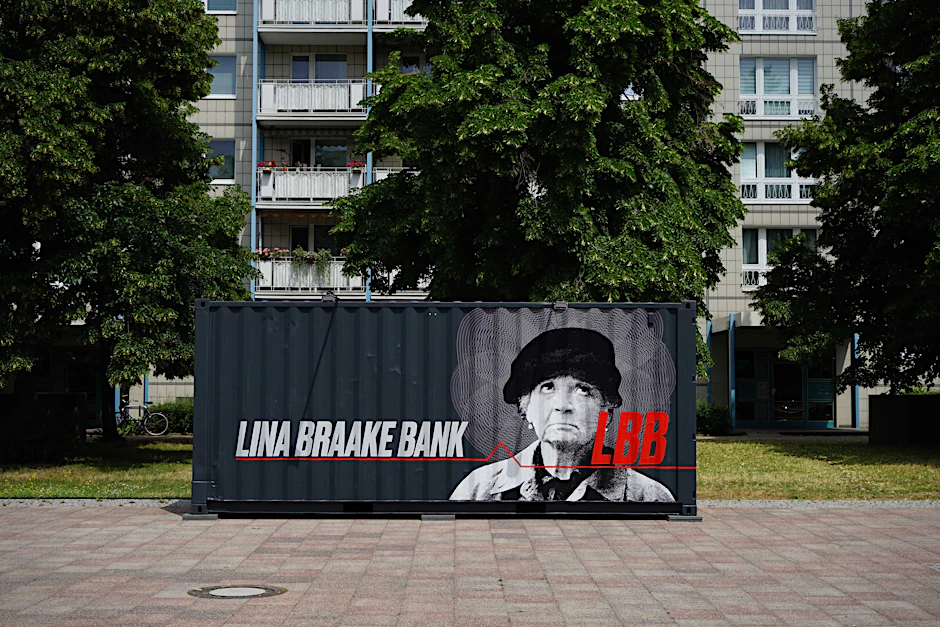LBB-Container an der Karl-Marx-Allee, Bauabschnitt II, Kunstobjekt von Sven Kalden<br>