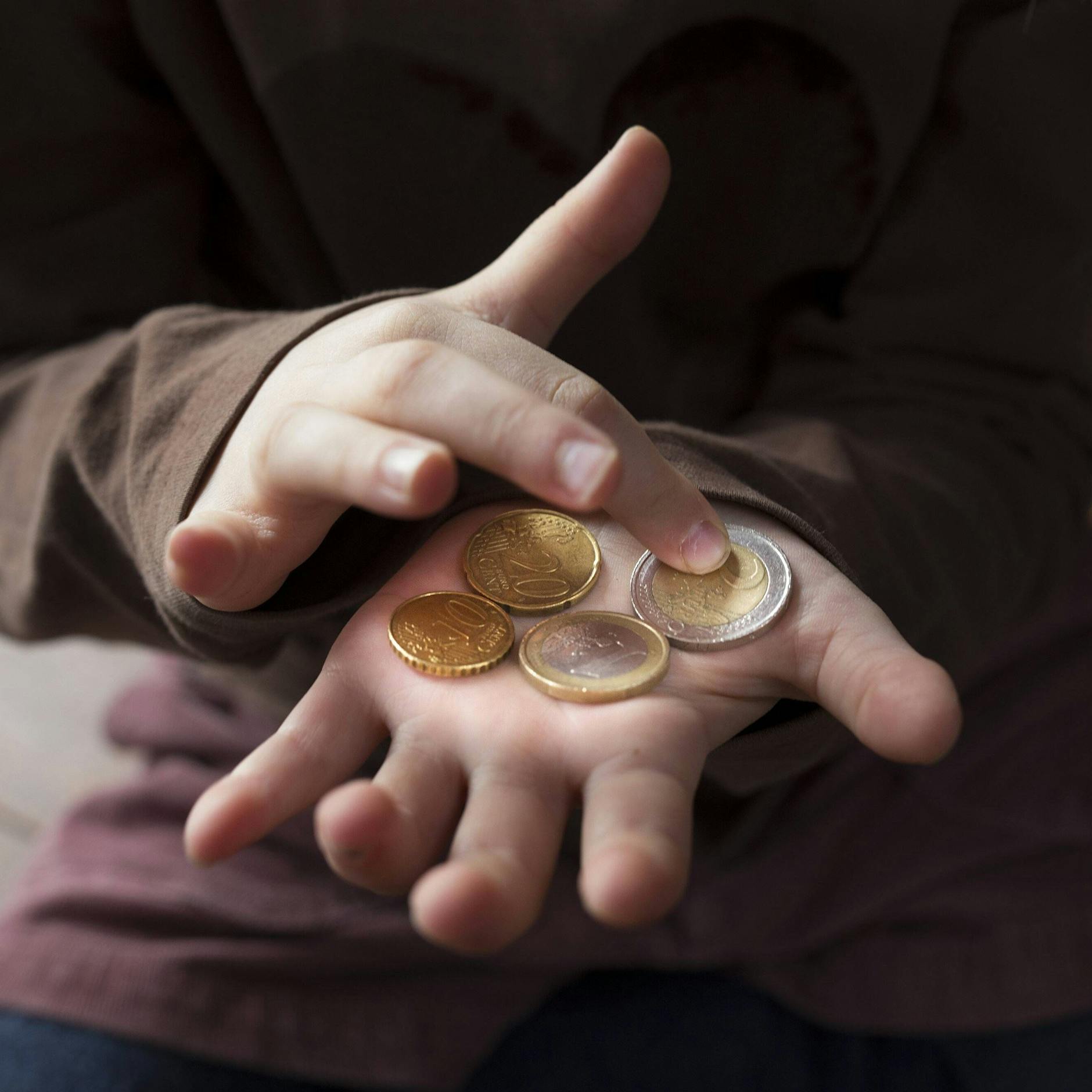 Taschengeld: So viel sollten Kinder bekommen, und so viel zahlen Eltern ihnen tatsächlich