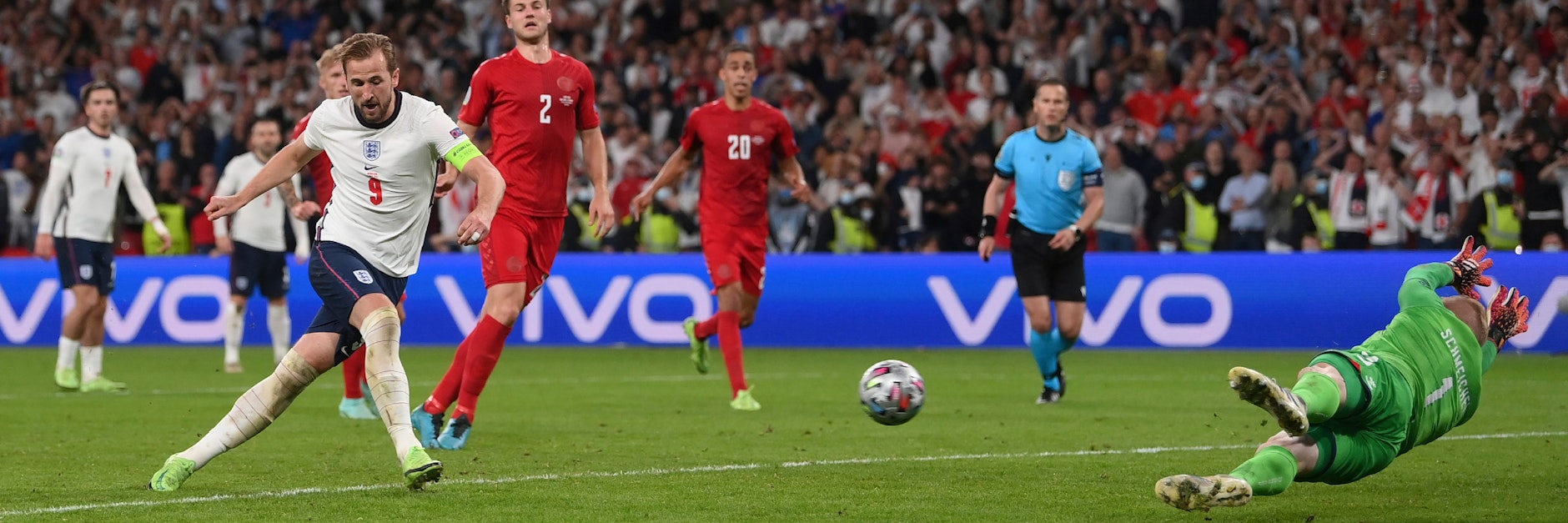 Englands Harry Kane trifft beim umstritten Strafstoß im Nachschuss gegen Dänemarks Keeper Schmeichel zum 2:1.