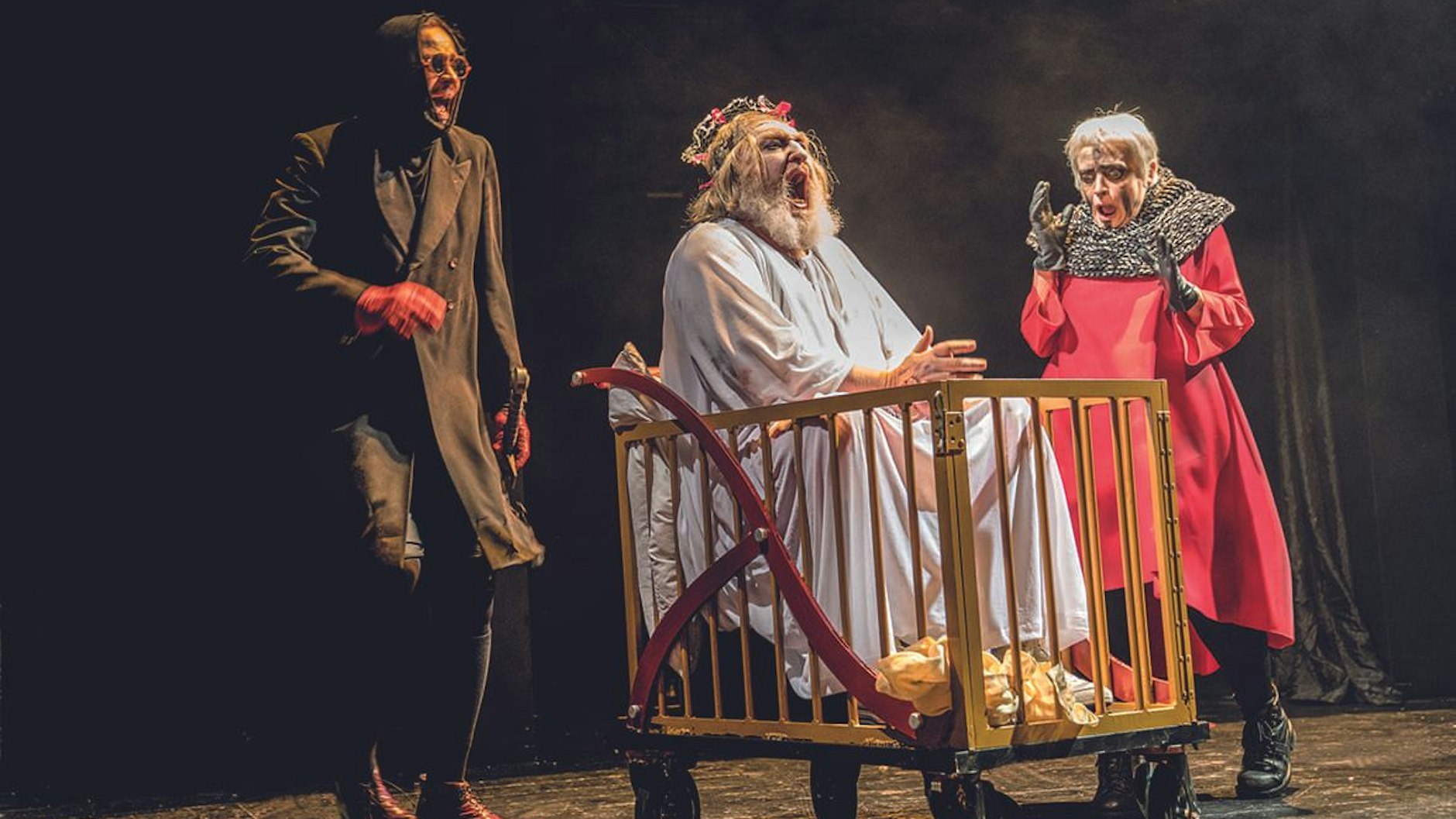 Michael Rotschopf, Felix von Manteuffel und Katharina Thalbach (v. li.) in einer Szene von „König Lear“ am Renaissance-Theater