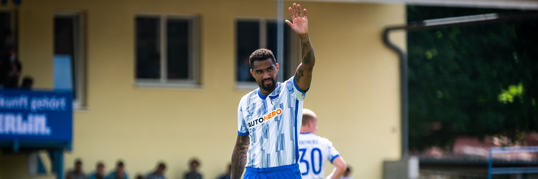 Rückkehrer Prince Boateng wurde von einigen der 1000 Fans beim Test gegen den MSV Neuruppin als „Fußballgott“ gefeiert.