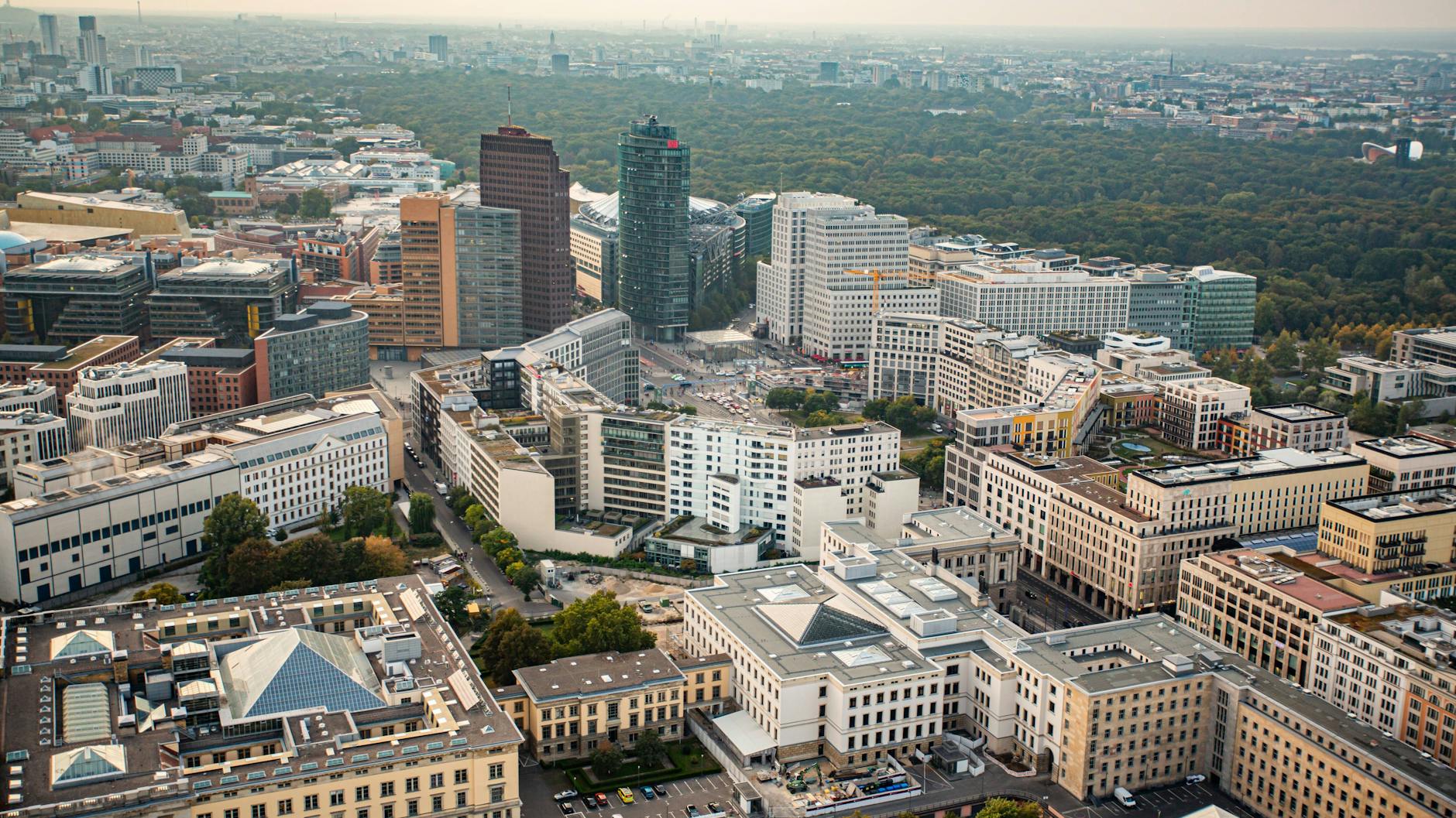 Blick auf Berlins Mitte mit dem Potsdamer Platz. Der Bund hat angekündigt, wieder Wohnungen bauen zu wollen. Entstanden ist noch keine.