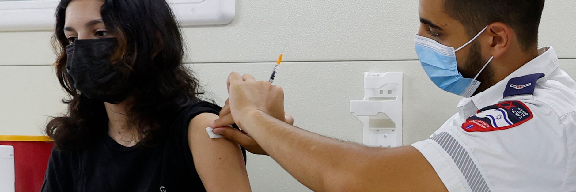 Eine junge Frau wird in Israel mit dem Impfstoff von Biontech/Pfizer geimpft.