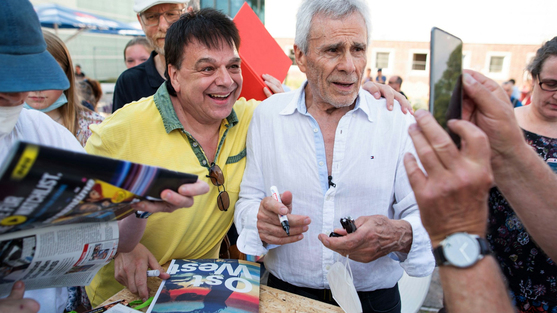 Der Schauspieler Gojko Mitic wird bei der Eröffnung der Schau Ost/Western - Kino, Kult und Klassenfeind vor der Kunsthalle Rostock. von den Fans stürmisch gefeiert.