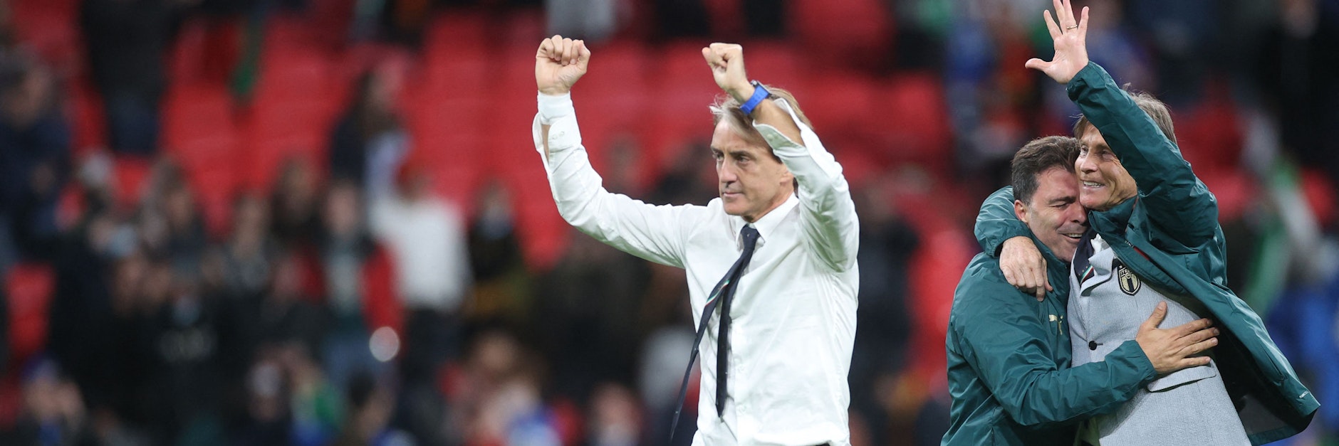 Italien Trainer Roberto Mancini hebt nach dem Halfbinal-Elferkrimi gegen Spanien beide Fäuste.&nbsp;