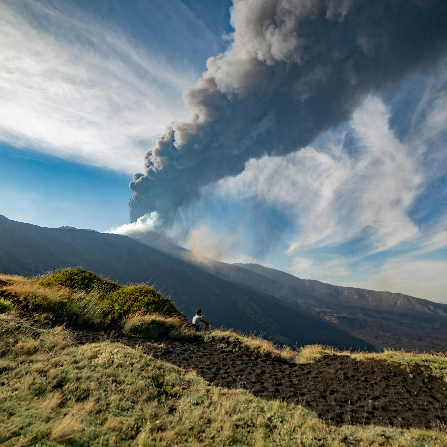 Vulkanausbruch in Italien: Der Ätna grollt und spuckt Asche, Catania muss den Flughafen schließen