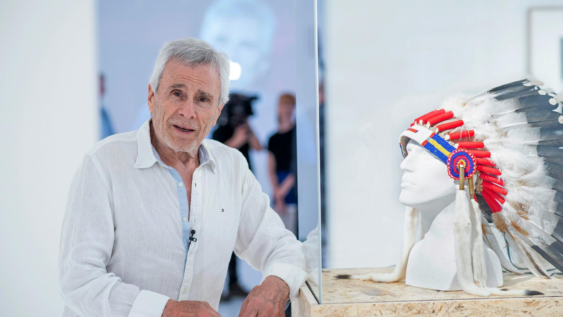 Gojko Mitic vor einem Häuptlingsfederschmuck, den er in einem der Defa-Indianerfilme trug.