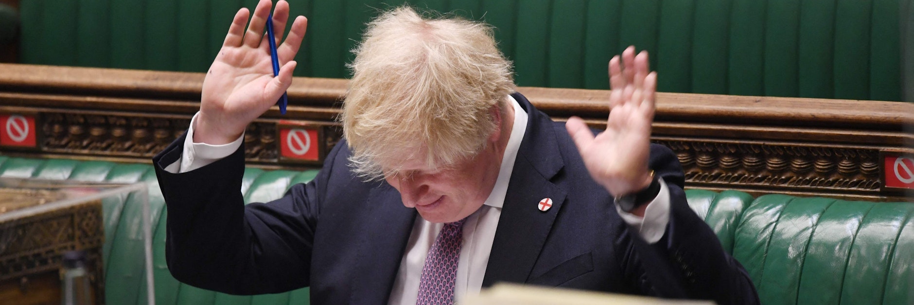 Großbritanniens Premier Boris Johnson wiegelt die Vorwürfe der Opposition im Parlament ab.