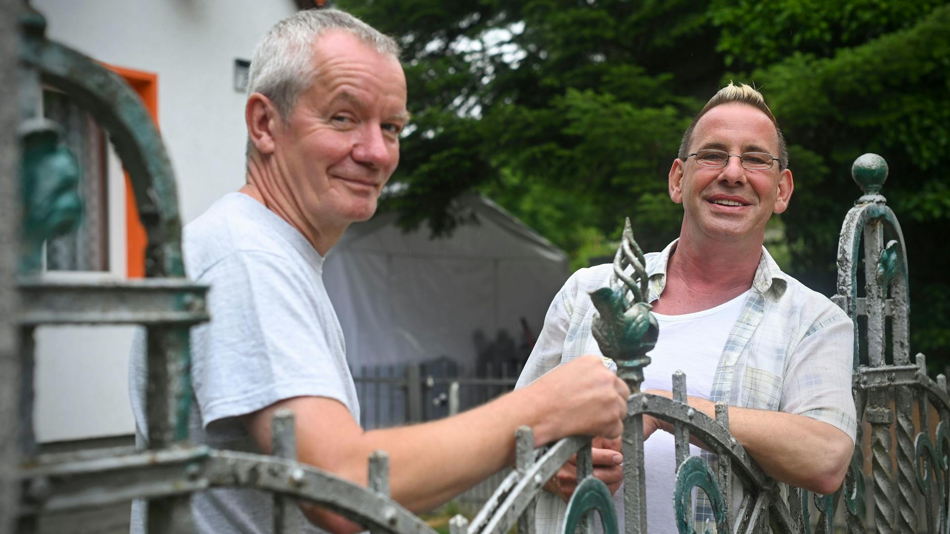 Dirk Bufé und Hartmut Benter sorgen sich um die Tiere, die auf ihrem kleinen Gnadenhof leben.<br><br>