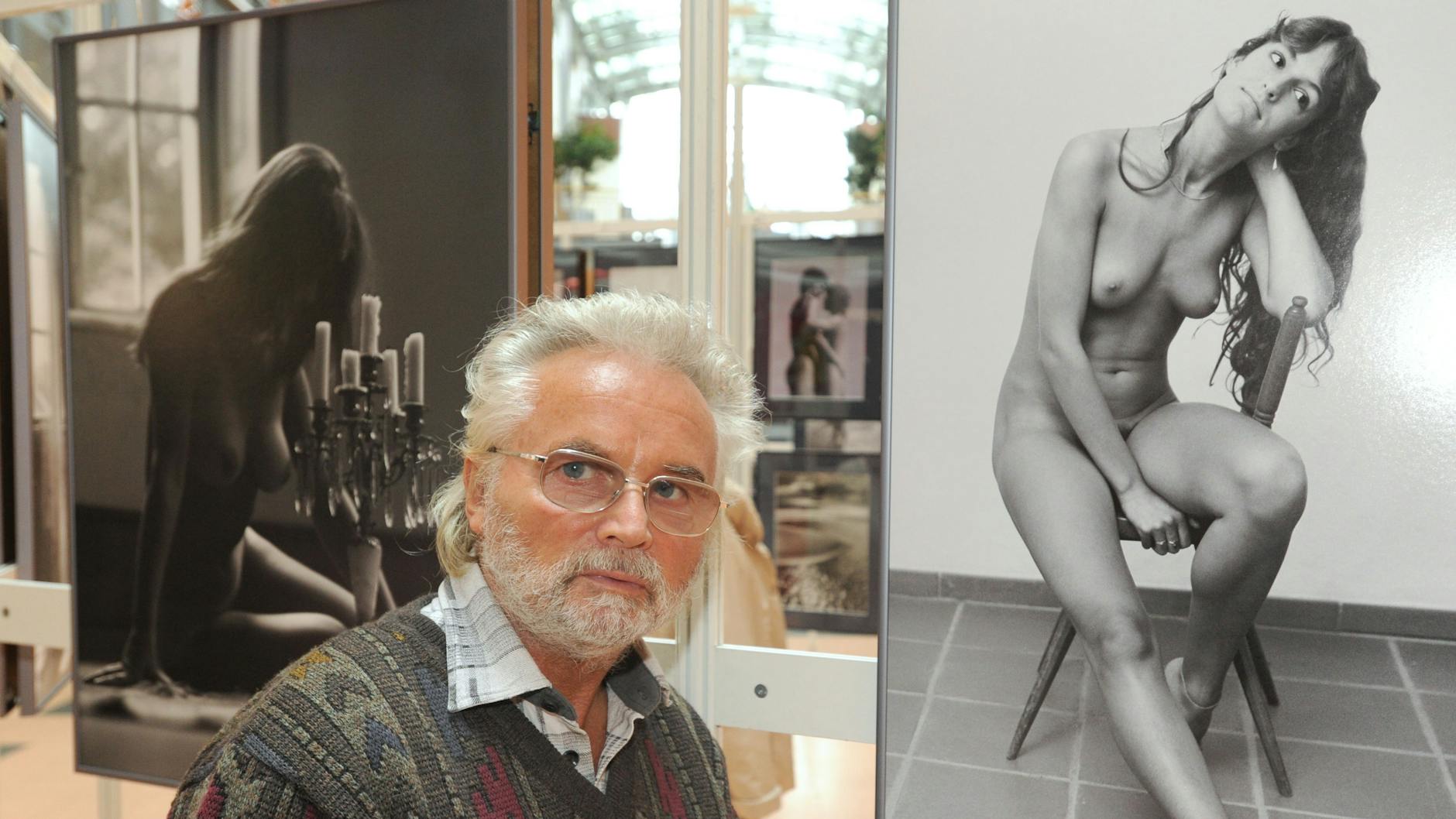 Aktfotograf Klaus Ender in seiner Fotoausstellung „Akt und Landschaft“ in Stralsund.