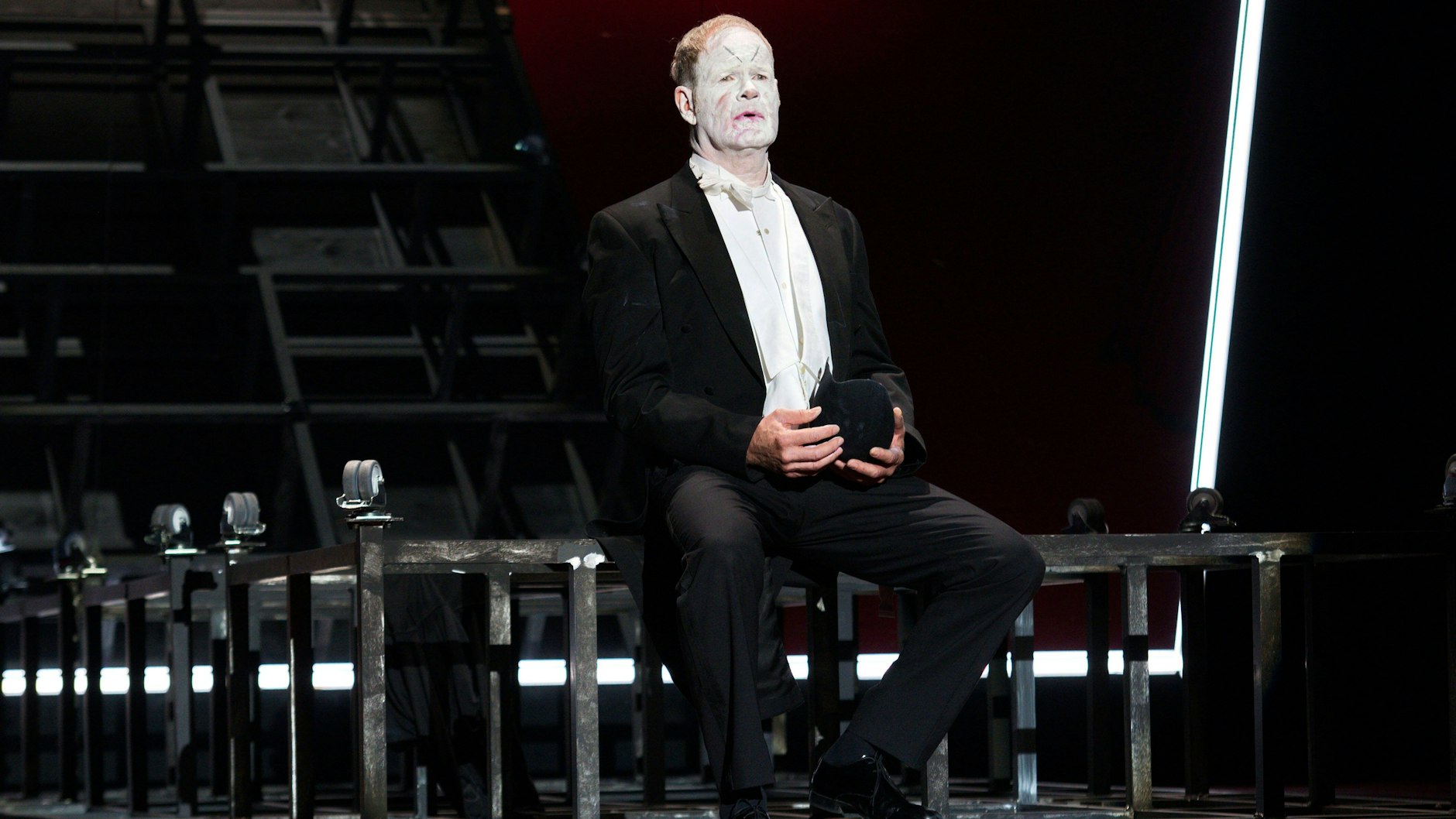 Guntbert Warns in einer Szene des Theaterstücks „Amazing Family. Die Reise der Familie Mann“ im Renaissance-Theater