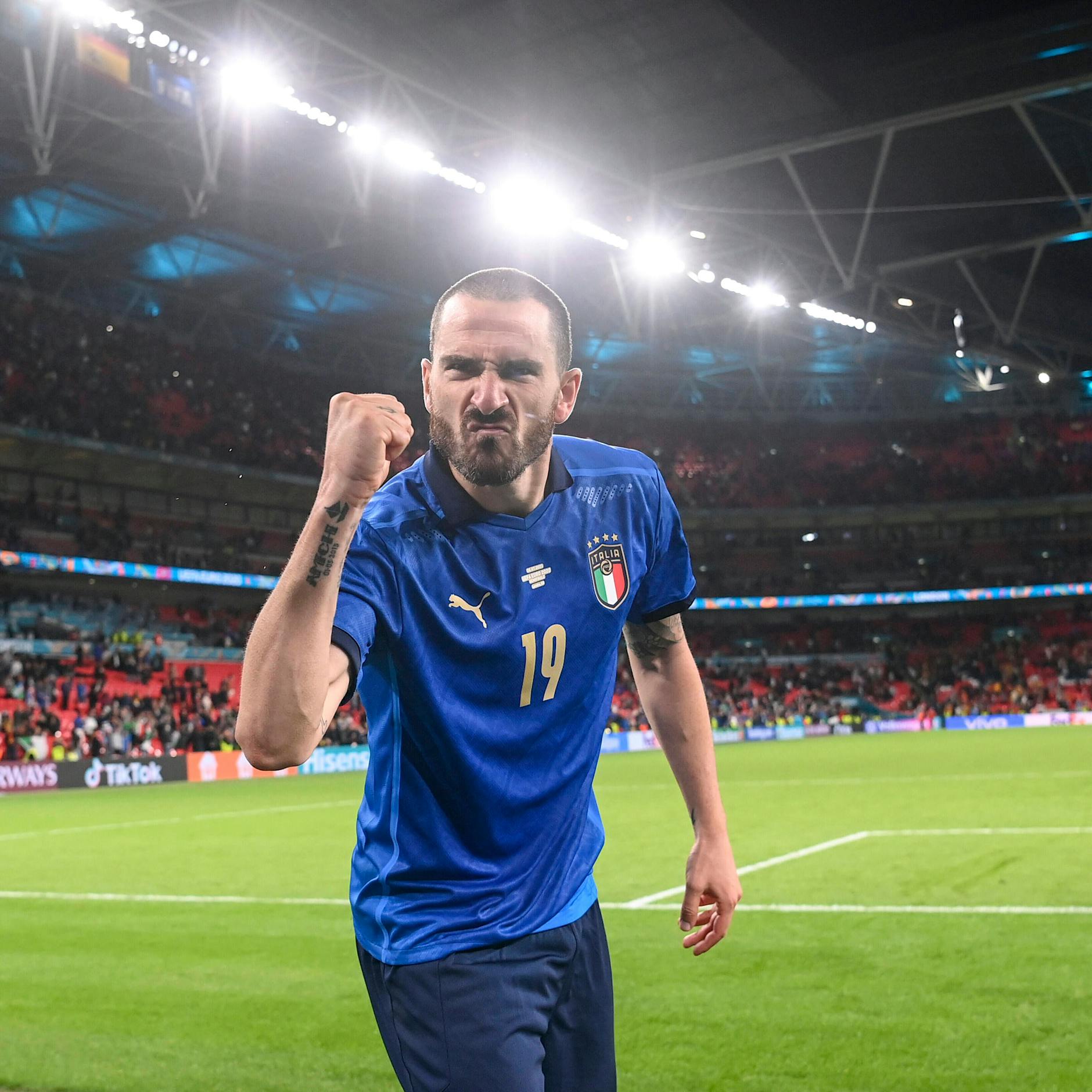 Italien siegt sich ins Finale: Ordnerin lässt Spieler nicht aufs Feld – Jubelszene geht viral