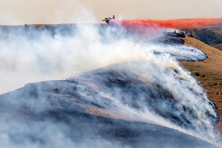 Ein Flugzeug wirft westlich von Clarkston, Washington, Feuerschutzmittel ab.&nbsp;