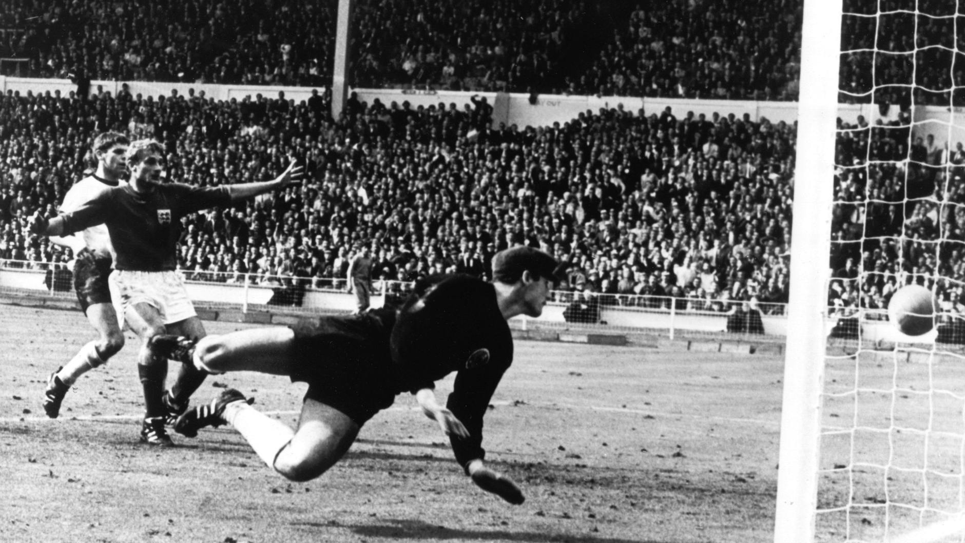 Beim WM-Finale 1966 schoss Stürmer Geoff Hurst an die Latte, der Ball prallte auf den Boden, aber nicht hinter die Linie. Trotzdem wurde es als Tor zum 3:2 gezählt. Deutschland verlor am Ende 2:4.