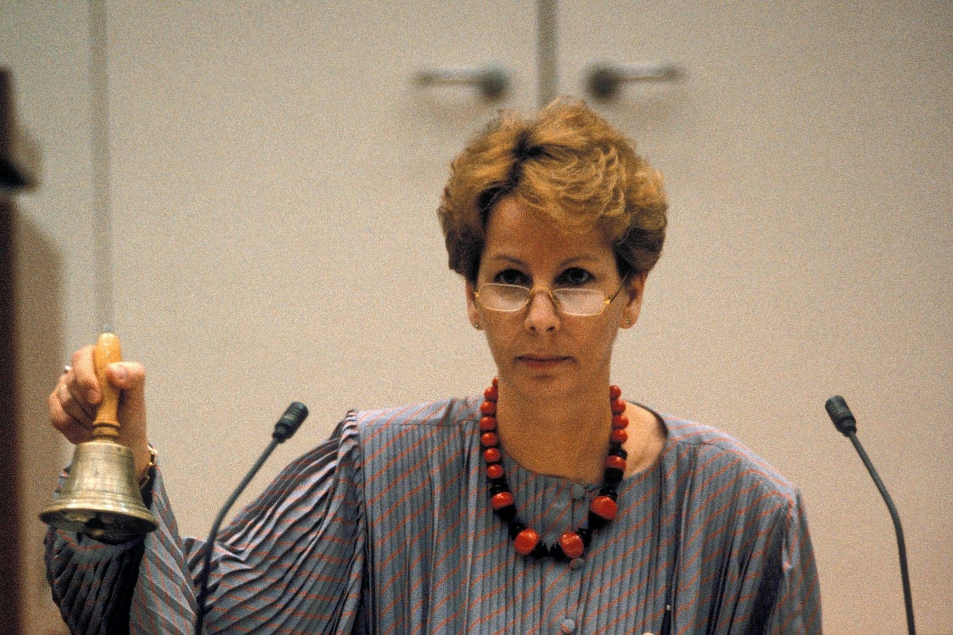 Immer diese Ketten: Sabine Bergmann-Pohl 1990 in der Volkskammer.