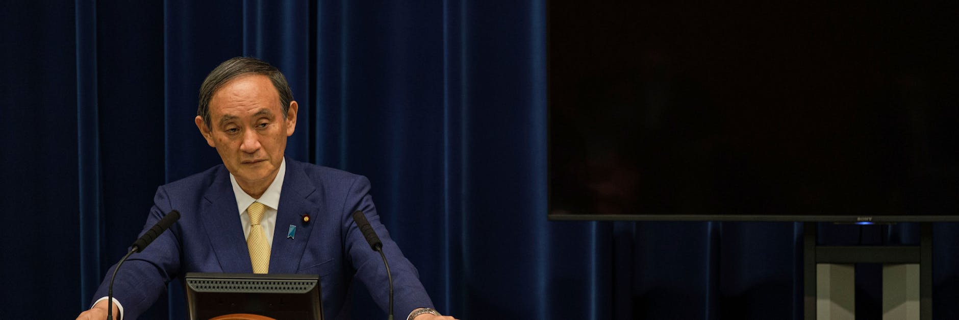 Japans Premierminister Yoshihide Suga verkündet auf einer Pressekonferenz den Corona-Notstand für Tokio, der auch während der Olympischen Spiele gilt.