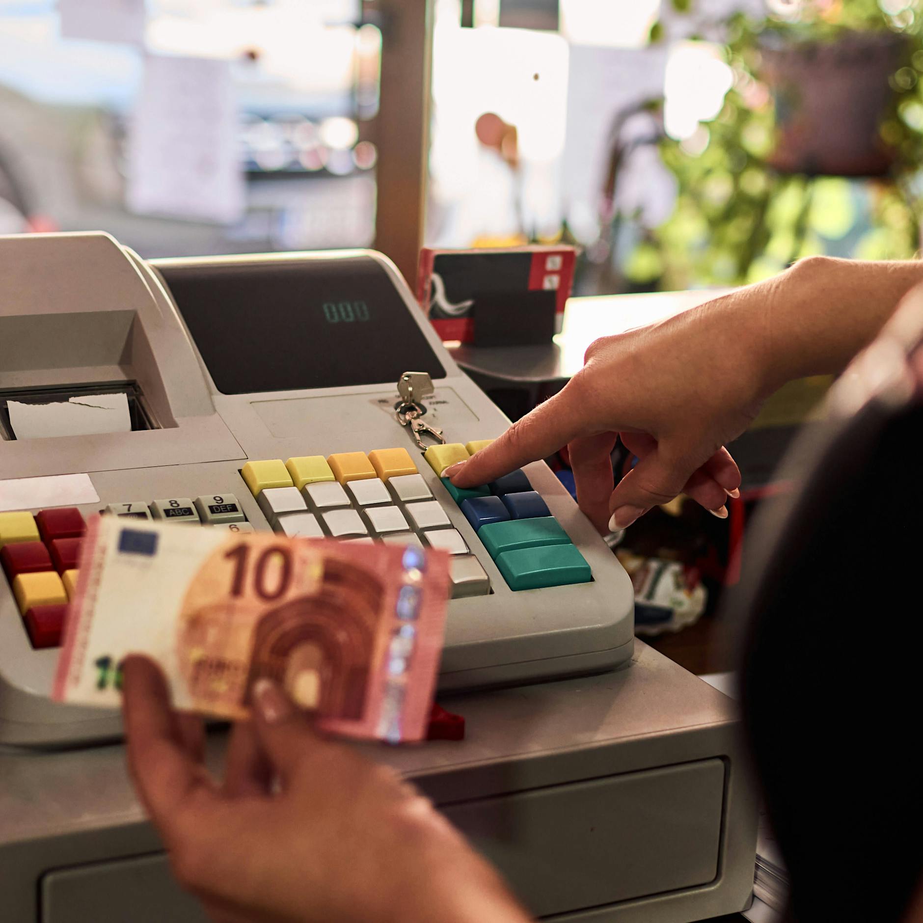 Fahrräder, Bargeld, Joints: So wird Impfmuffeln jetzt die Corona-Impfung schmackhaft gemacht