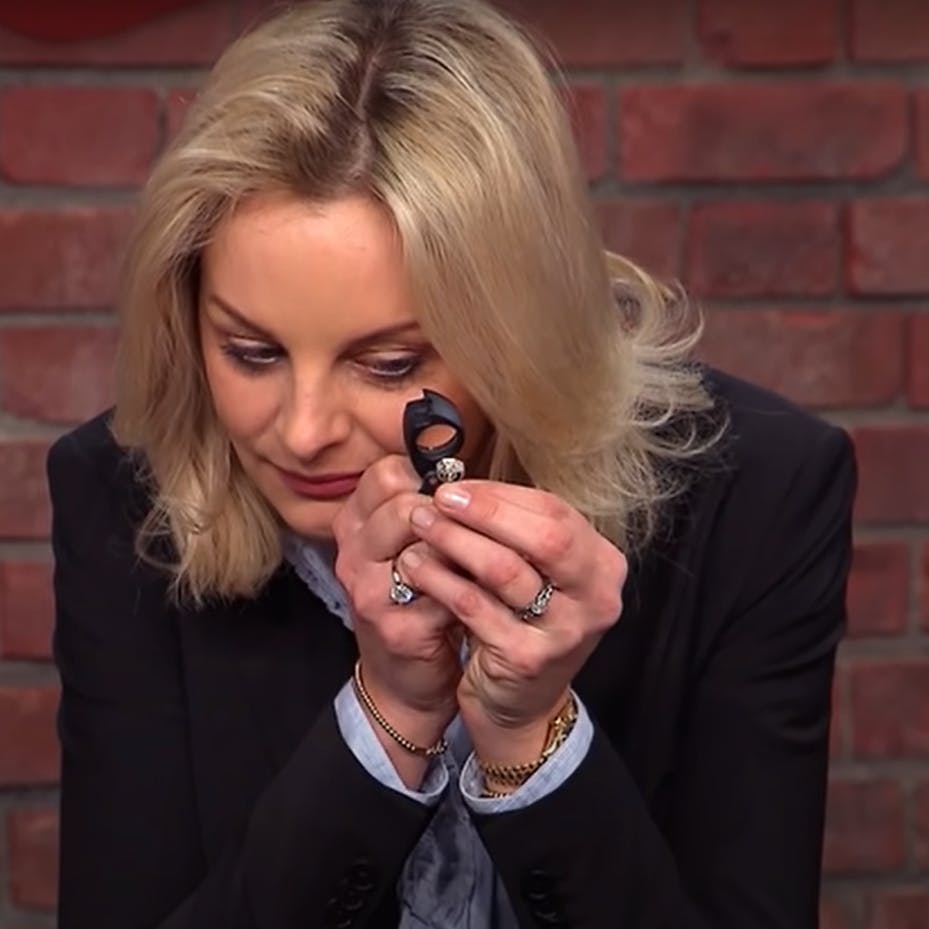 „Bares für Rares“-Händlerin Susanne Steiger schaut sich den Ring ganz genau an.