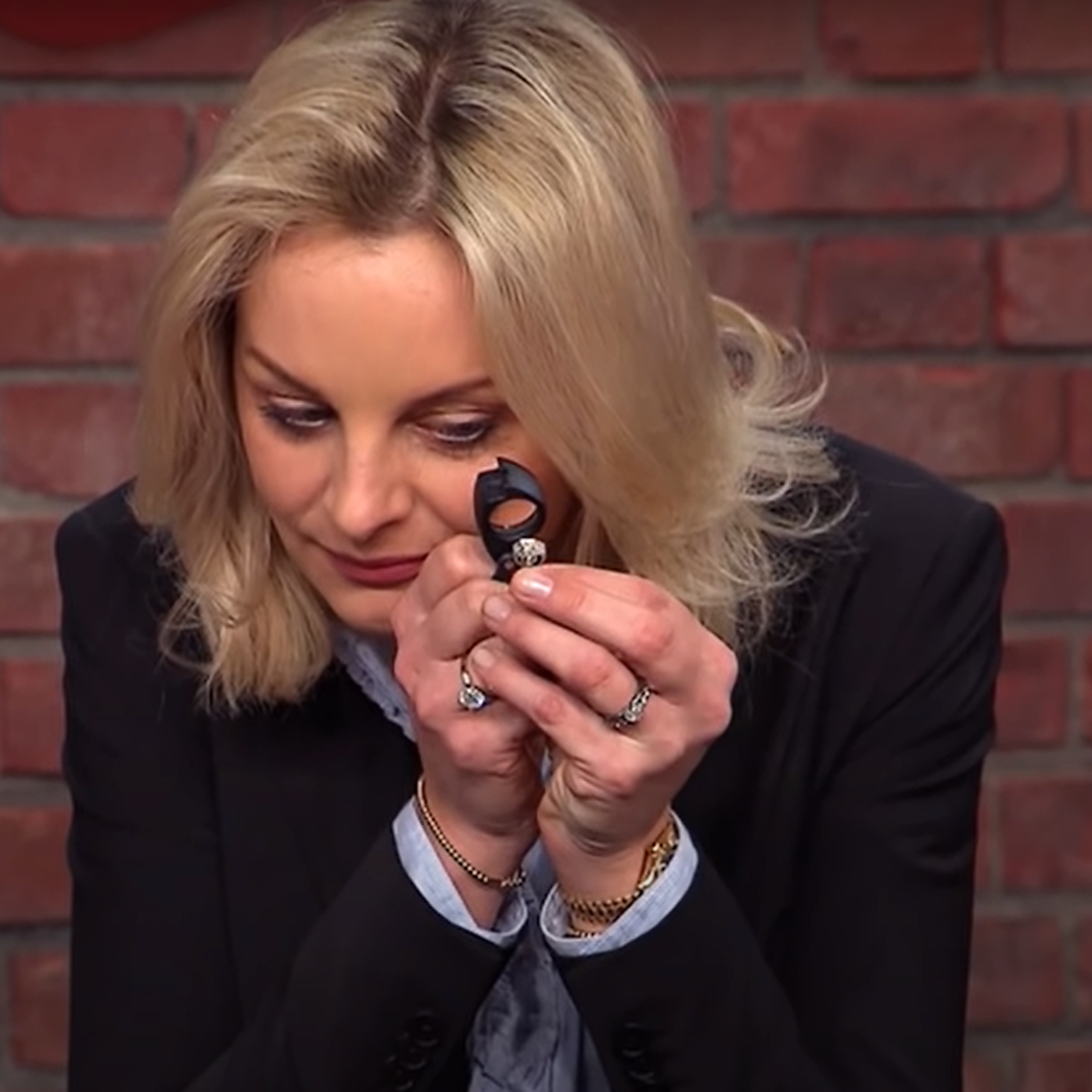 „Bares für Rares“-Händlerin Susanne Steiger schaut sich den Ring ganz genau an.