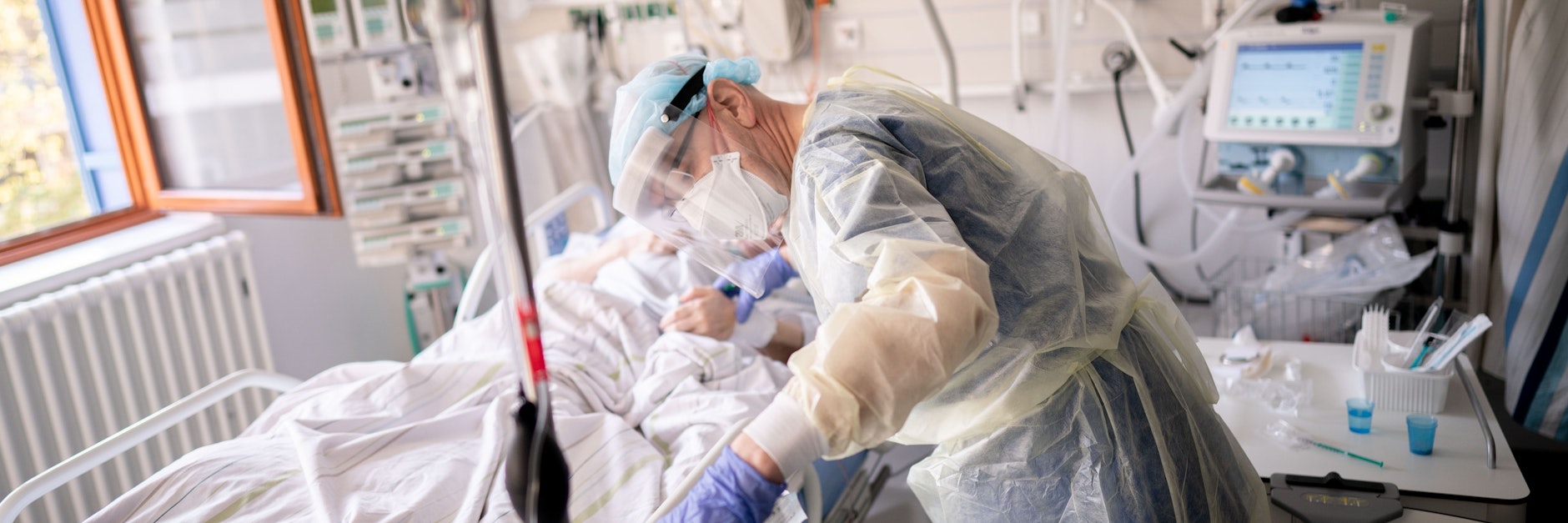 Intensivpfleger auf der Intensivstation eines Krankenhauses.