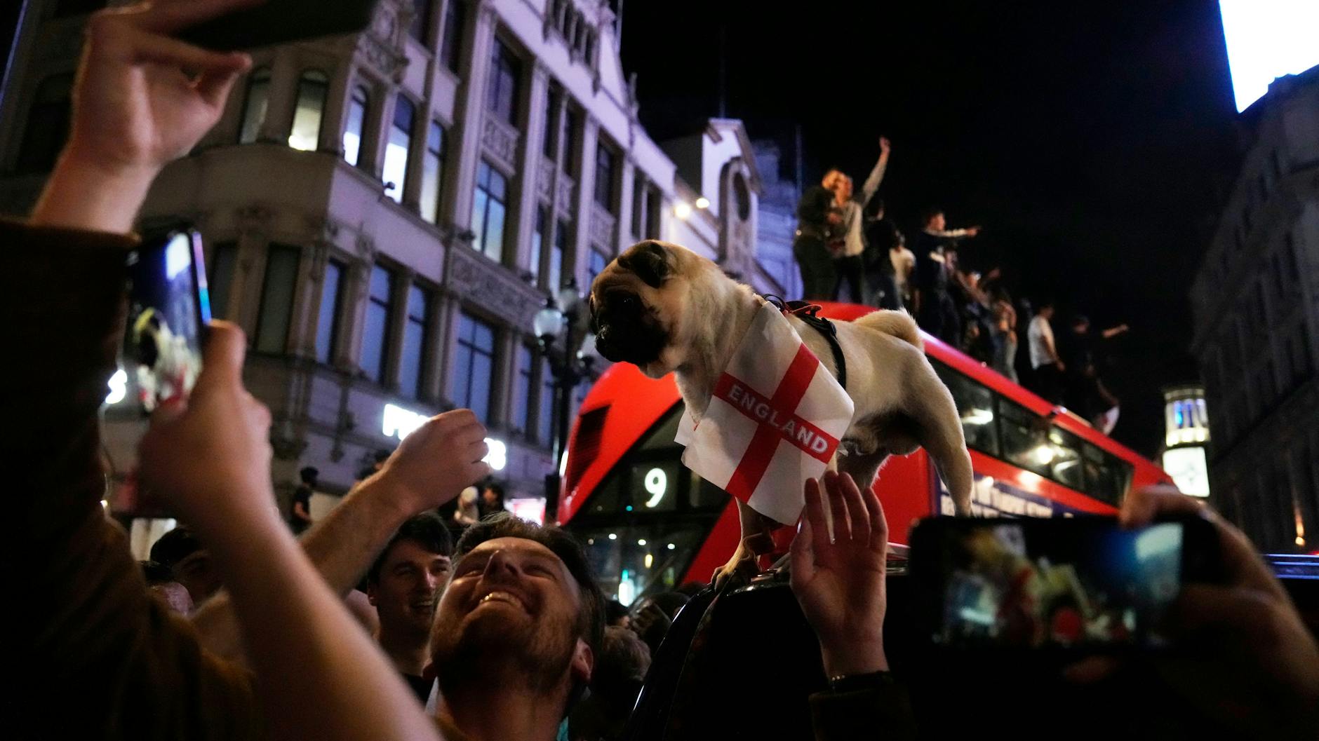 Auch der Hund feiert mit und muss für ein Selfie nach dem Spiel posieren.